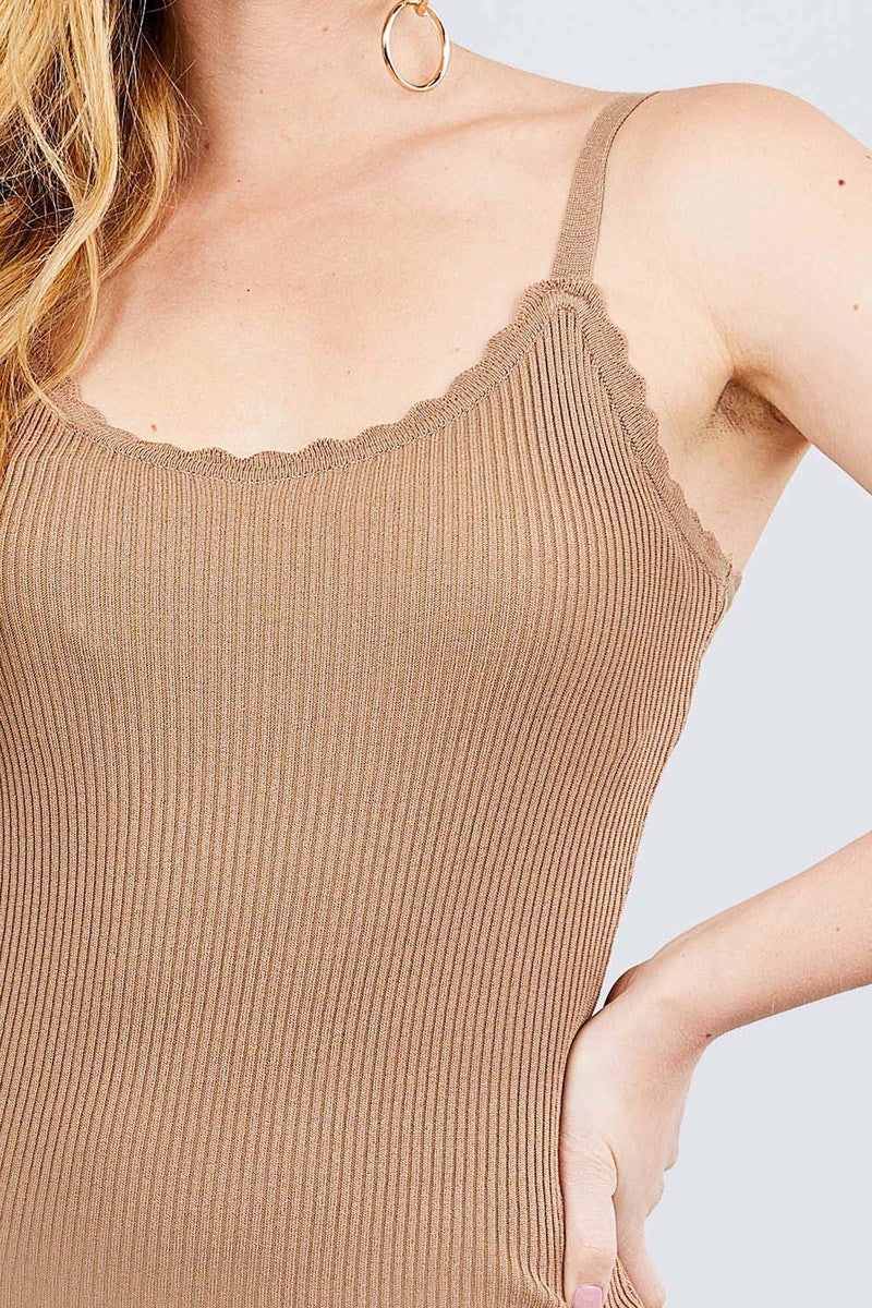 Mini-robe en tricot à caraco et bord festonné