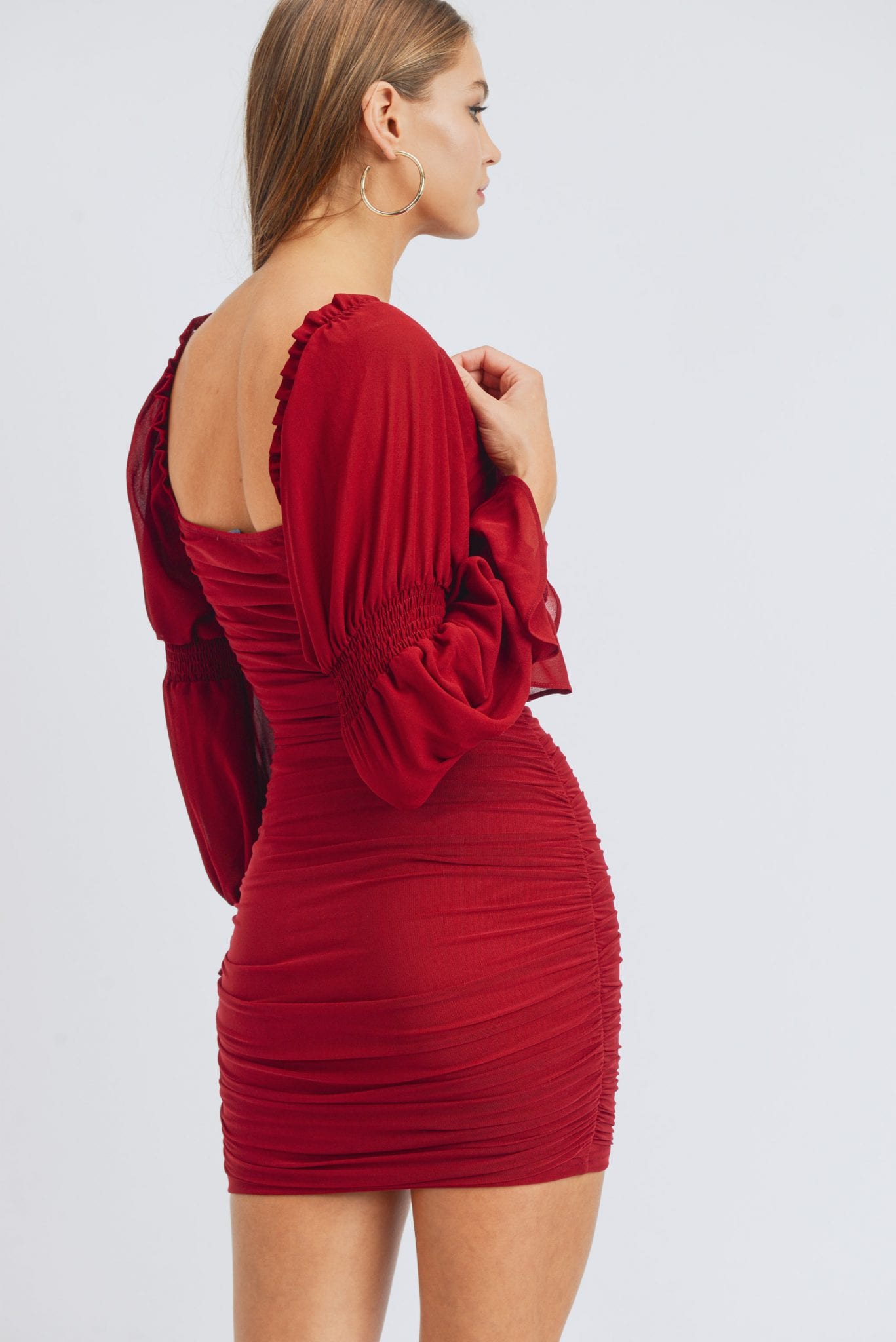 Mini-robe froncée à manches longues bouffantes