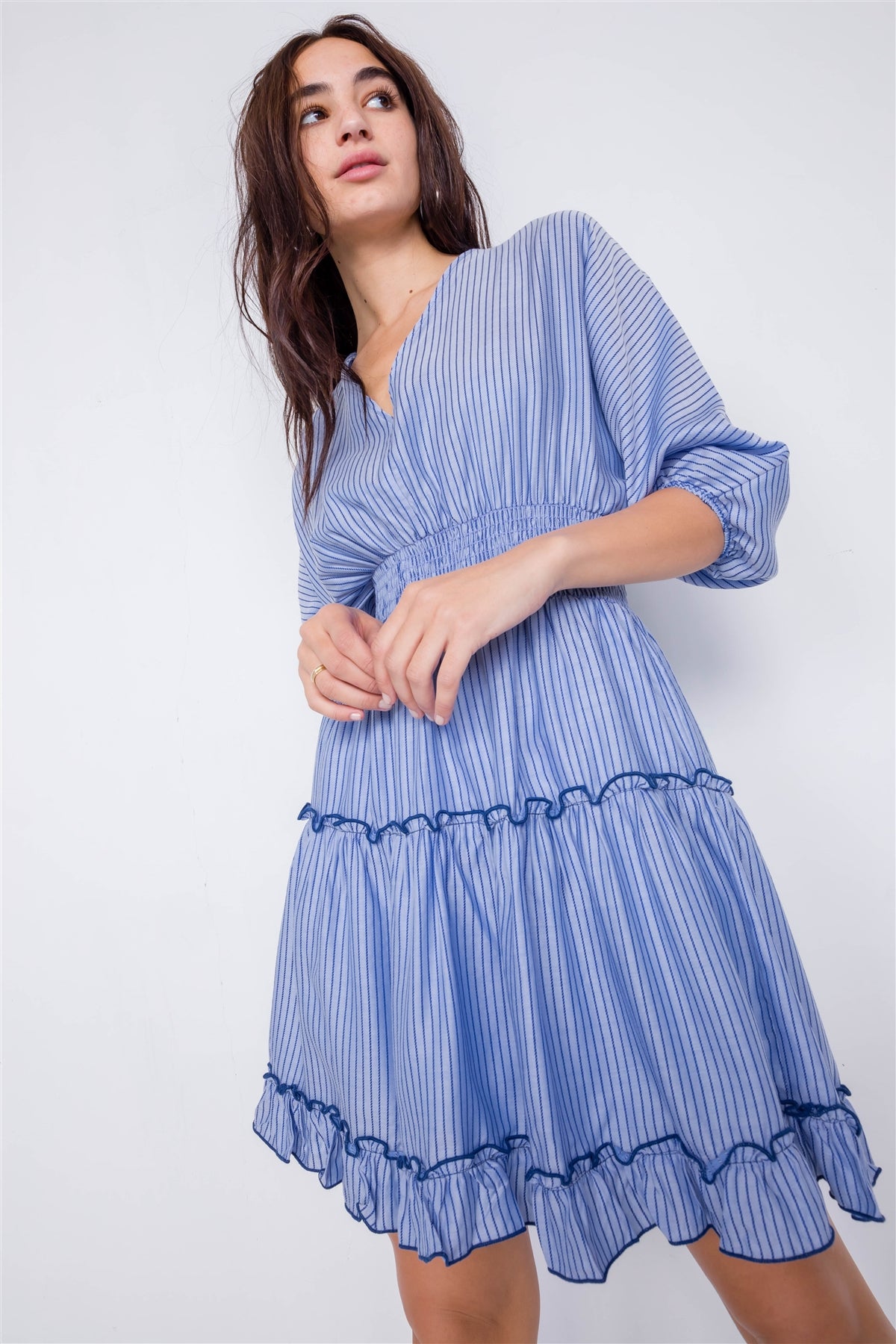 Mini-robe moderne en Tencel à rayures contrastées et bordures à volants