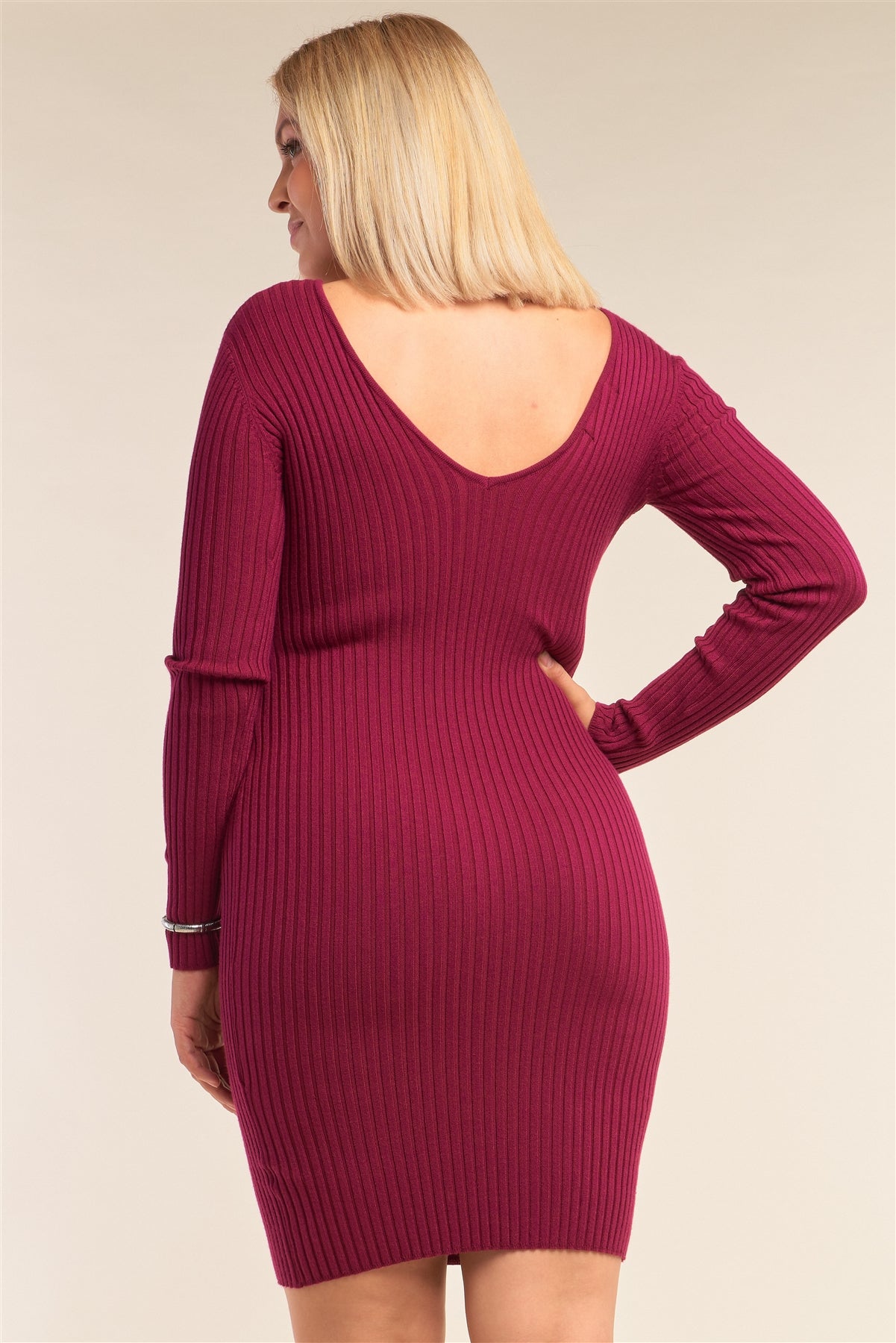 Mini-robe moulante à manches longues et col en V de grande taille