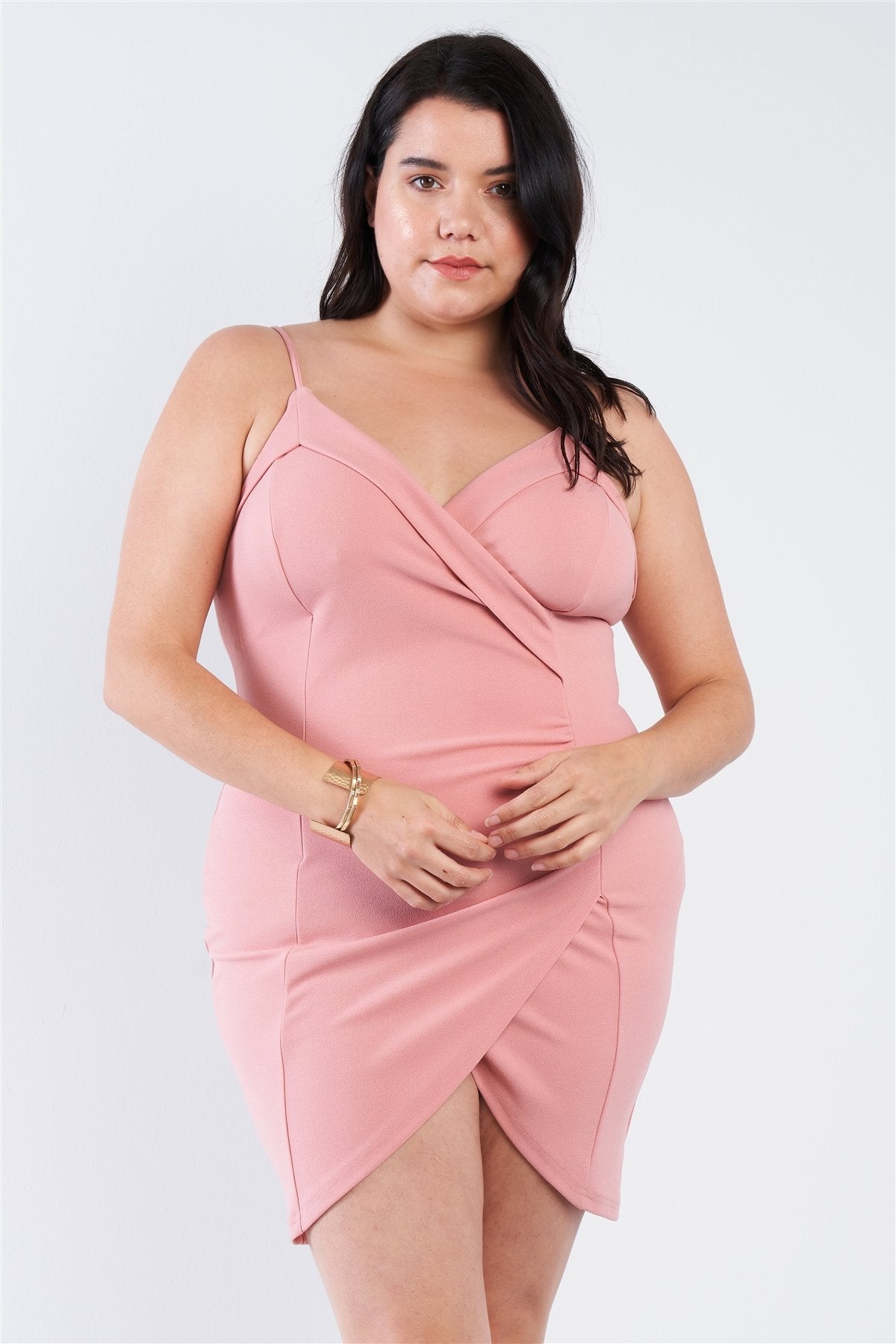 Mini-robe moulante froncée cache-cœur de grande taille