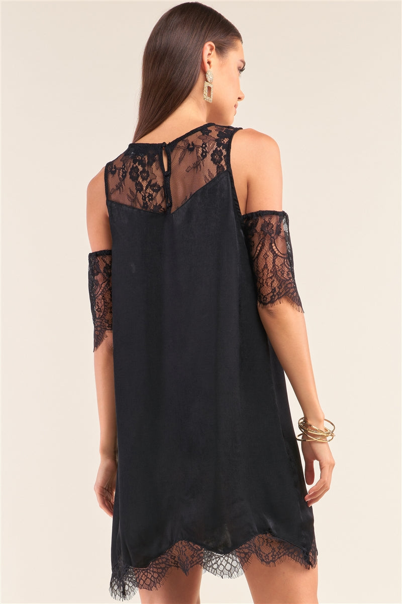 Mini-robe noire boutonnée au dos avec bordure en dentelle et épaules dénudées