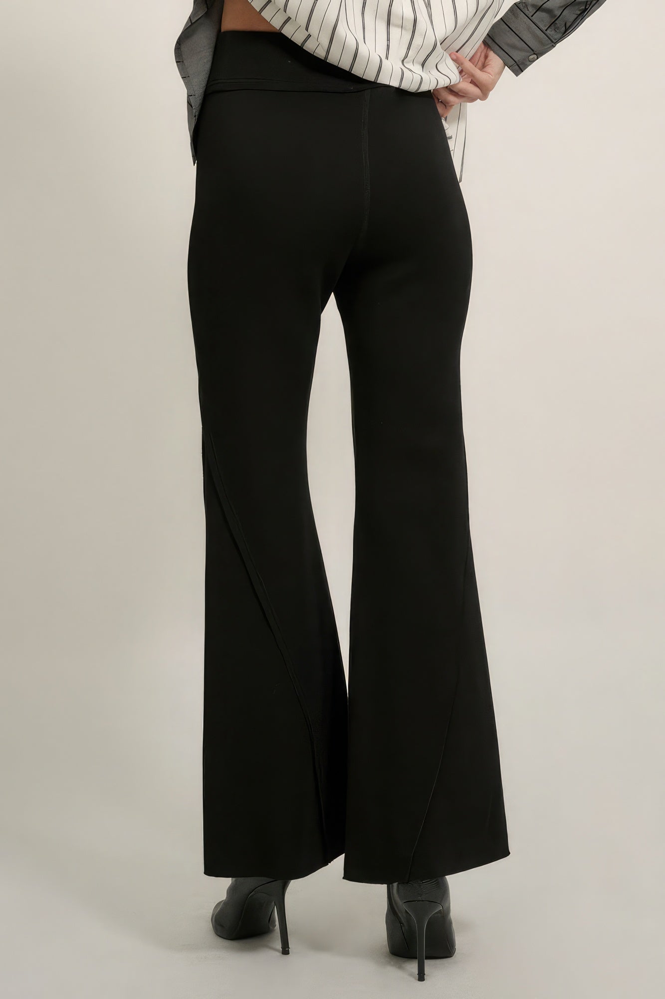 Pantalon évasé à coutures apparentes à bords bruts solides