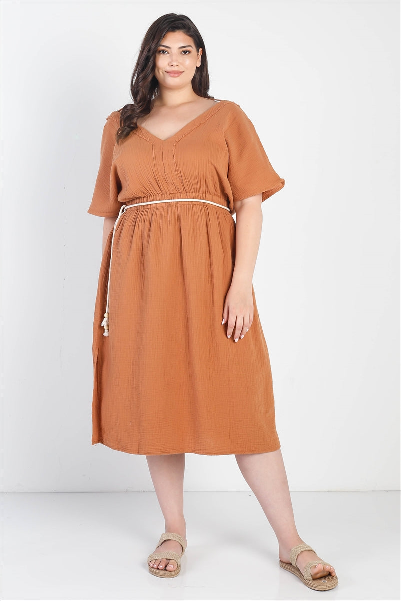 Plus - Robe midi ceinturée à col en V et bordure texturée sable