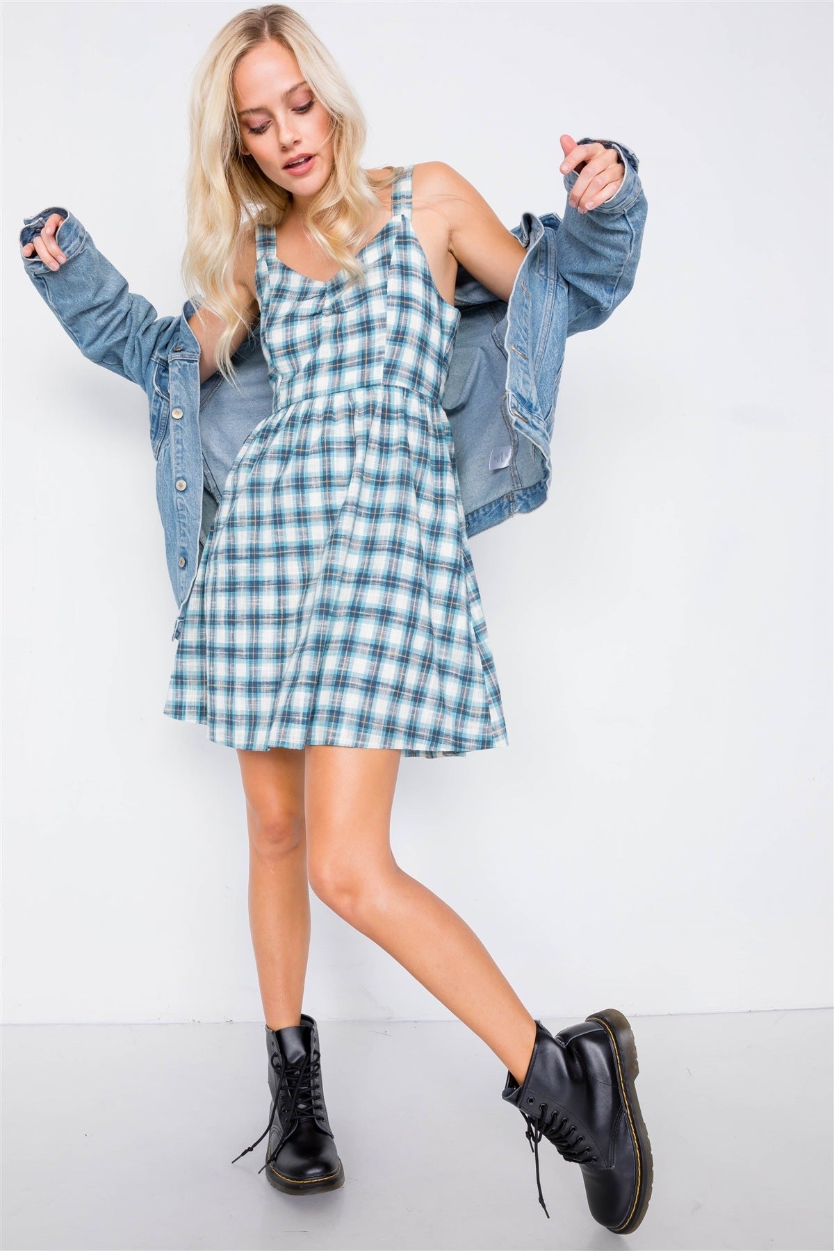 Robe d'été mi-longue à rayures et carreaux bleus avec découpe dans le dos et nœud