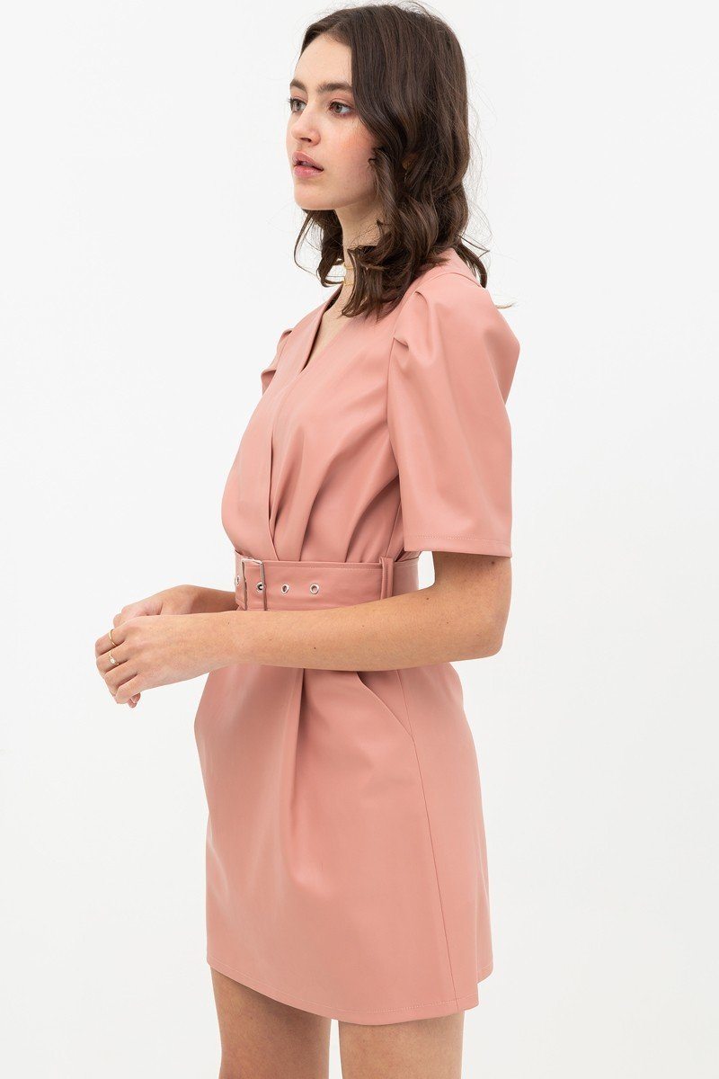 Robe en cuir avec boucle de ceinture sur la taille. Manches courtes avec décolleté en V