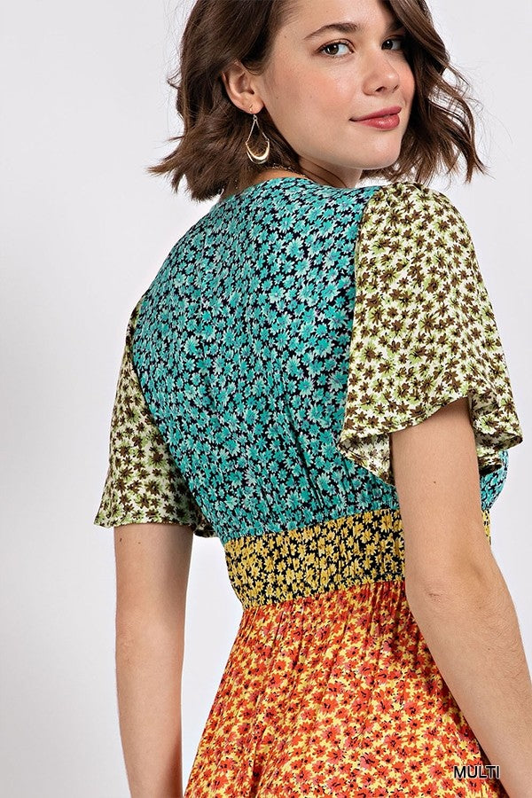 Robe longue boutonnée fendue à col en V et blocs de couleurs à petites fleurs