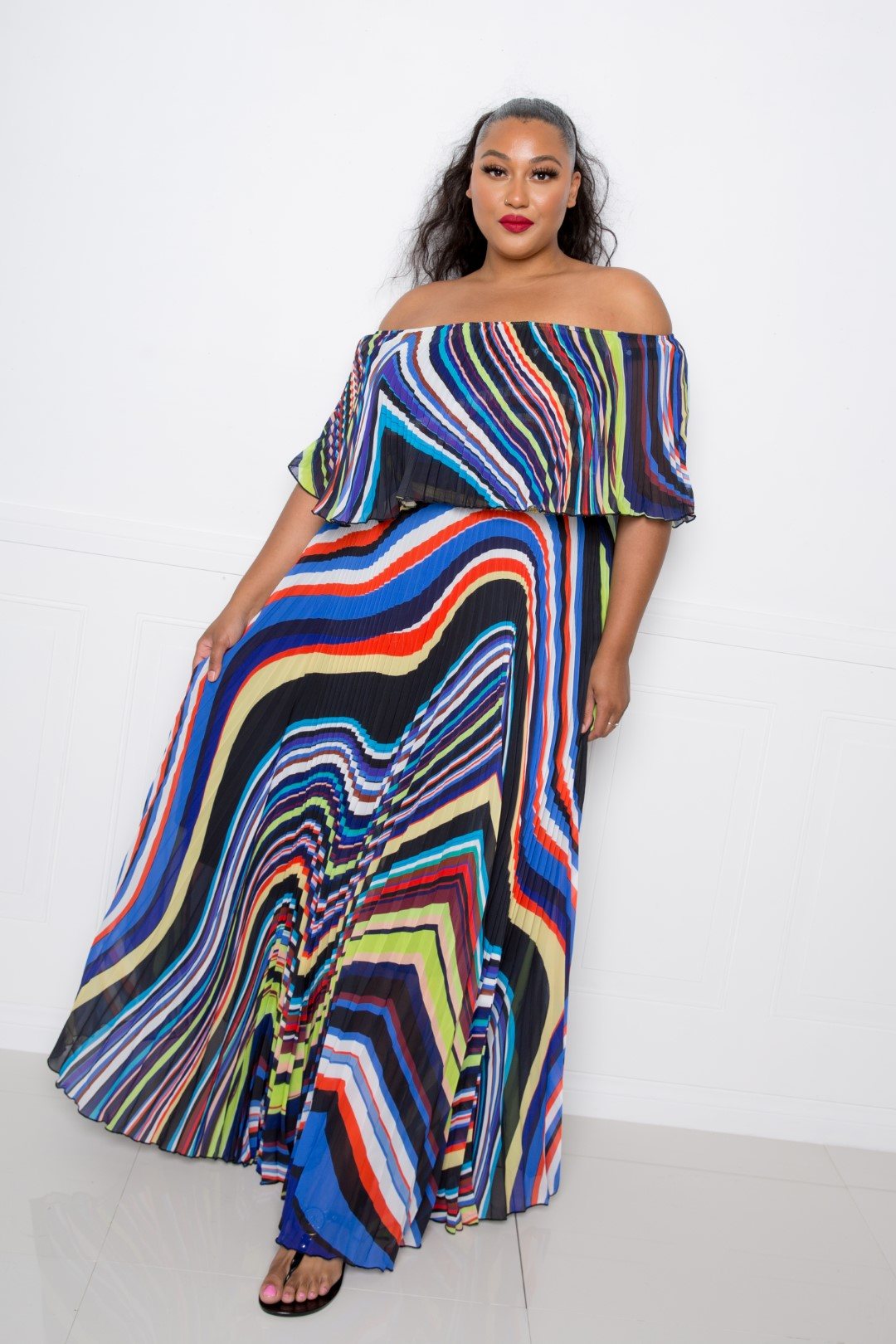 Robe longue plissée à épaules dénudées et imprimé géométrique