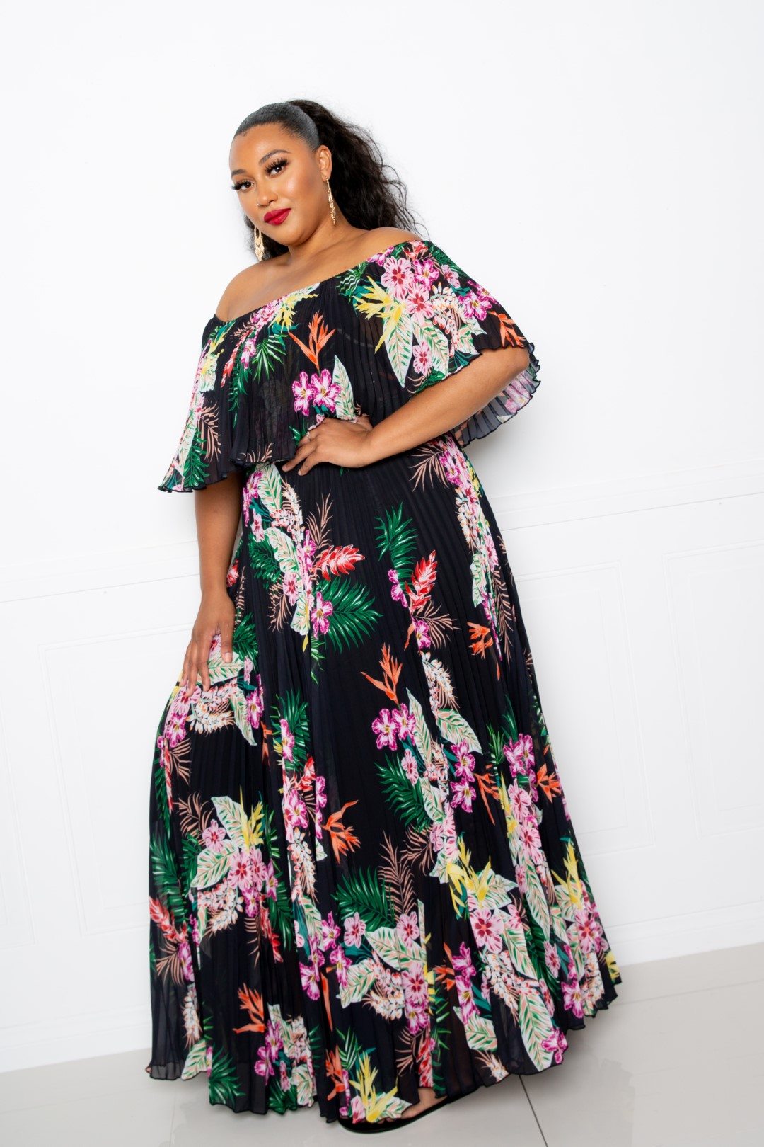 Robe longue plissée à épaules dénudées et imprimé tropical