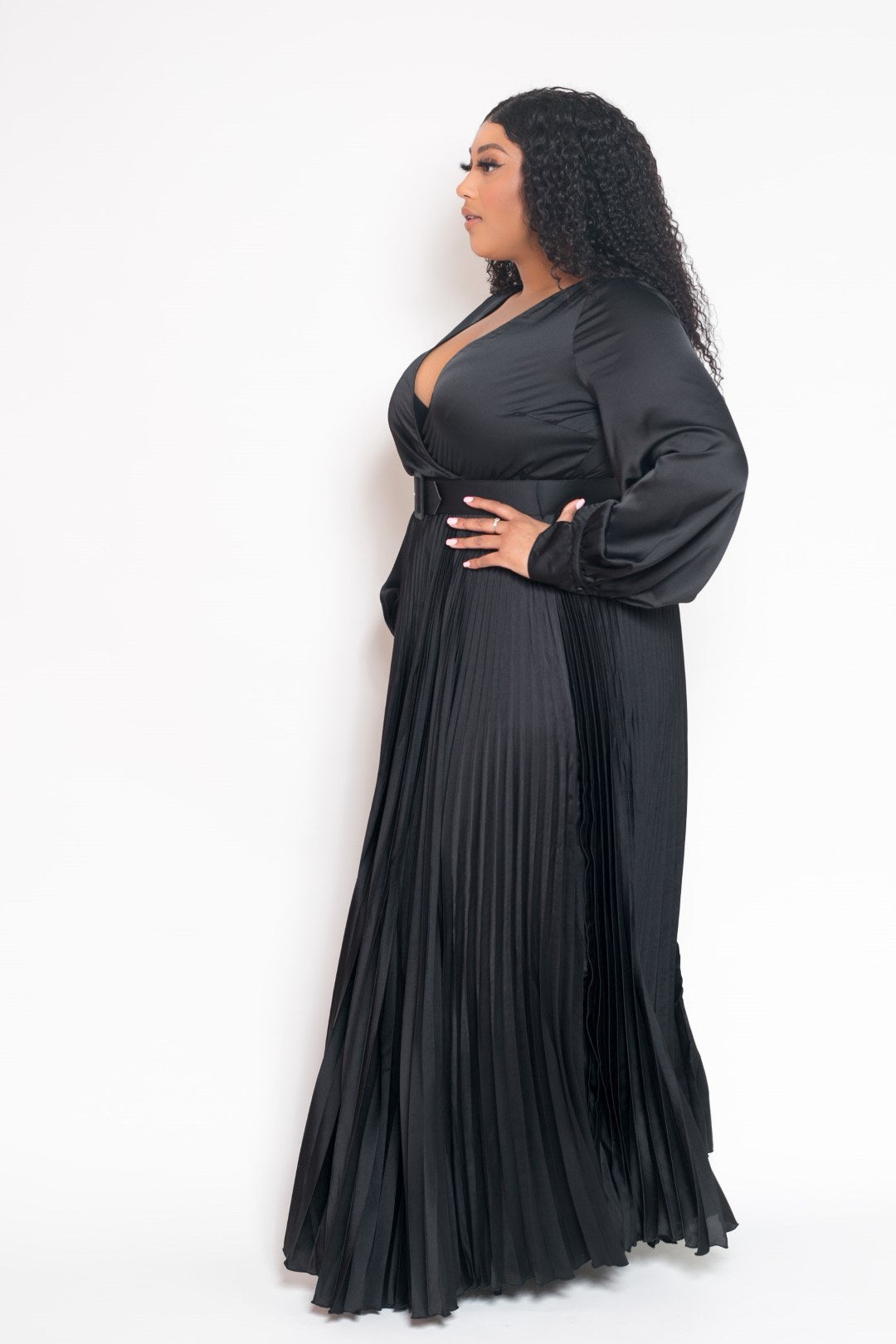 Robe longue plissée effet satiné avec ceinture
