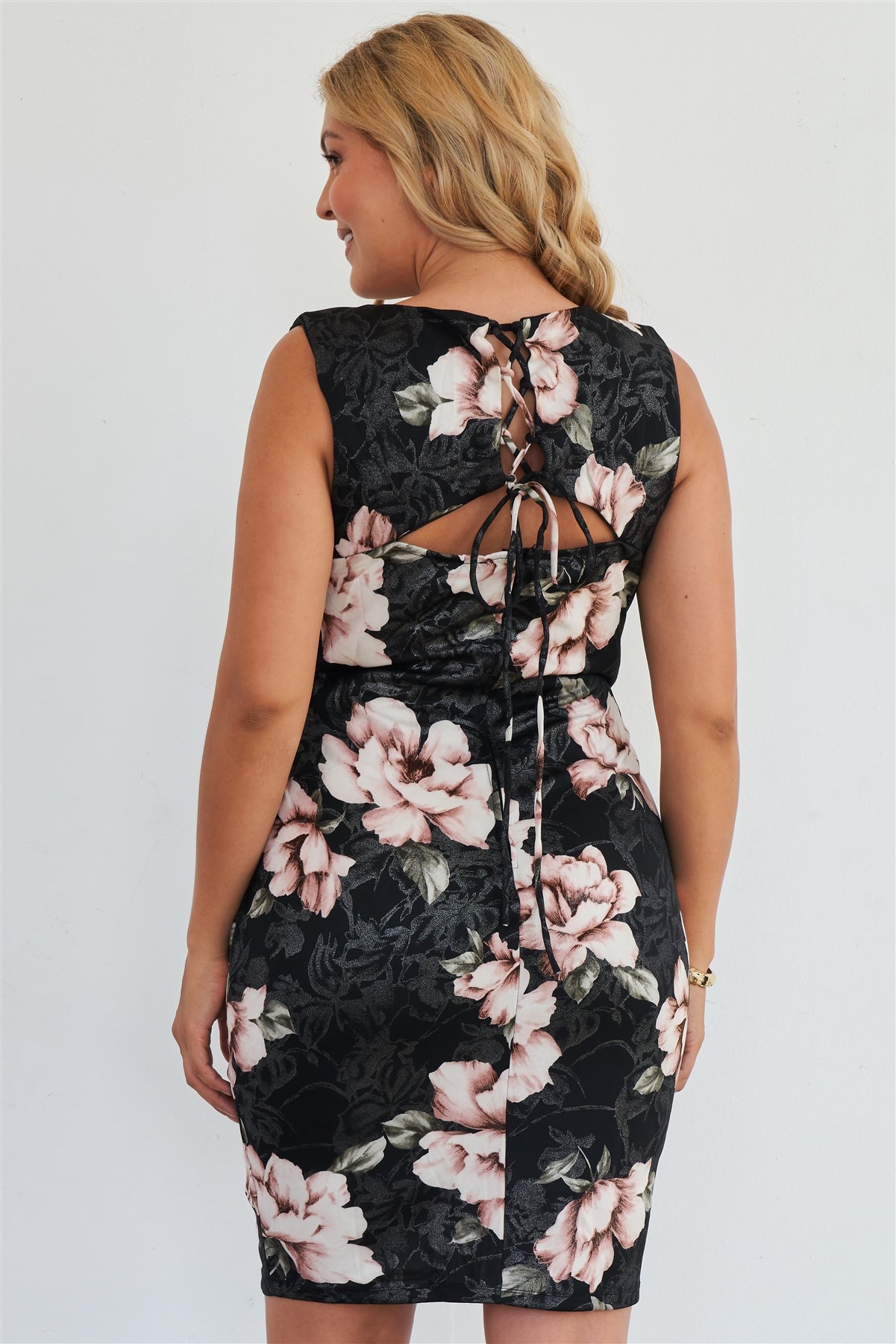 Robe mi-longue moulante à imprimé floral rose argenté de grande taille à lacets dans le dos