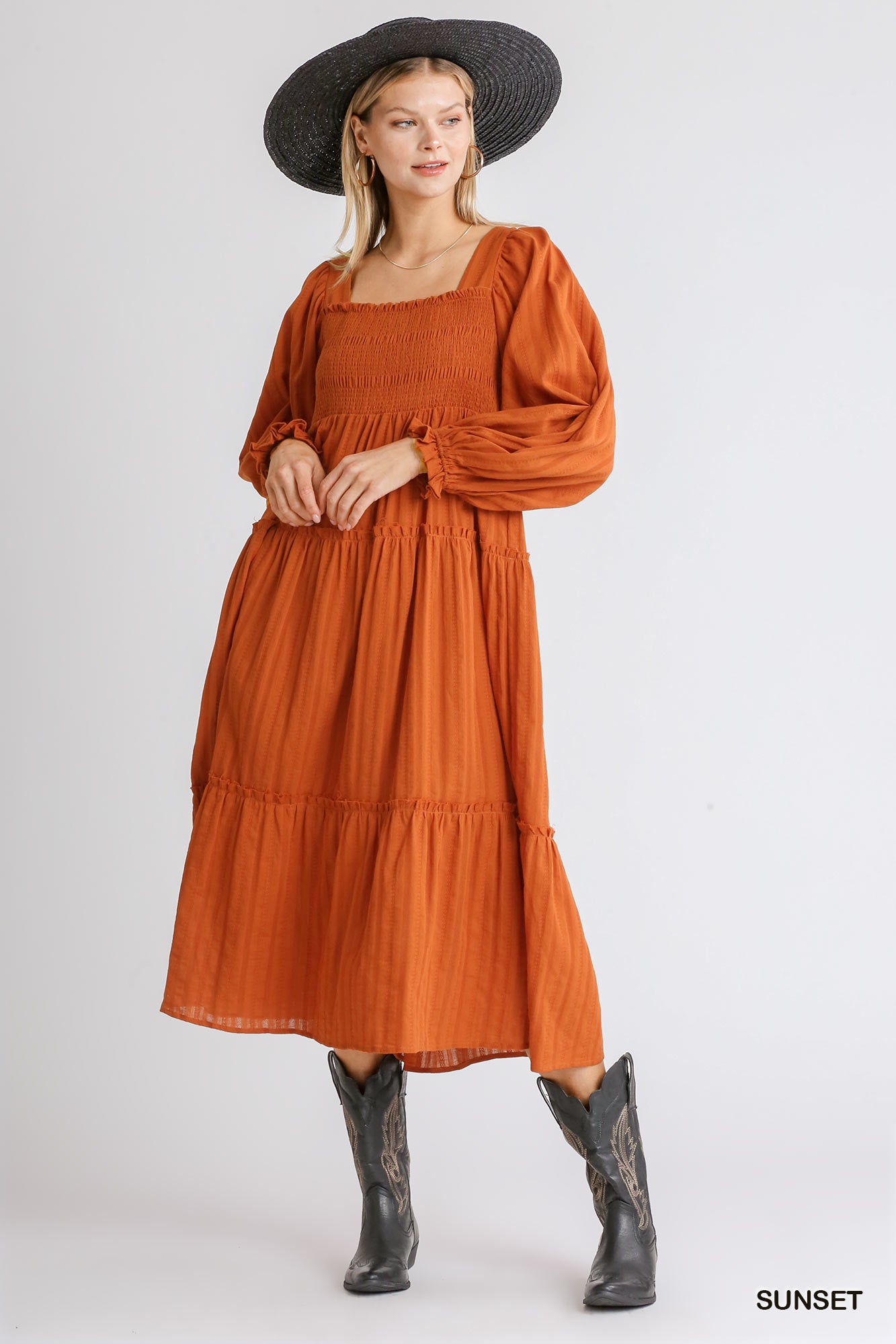Robe mi-longue paysanne smockée à manches longues et encolure carrée à volants