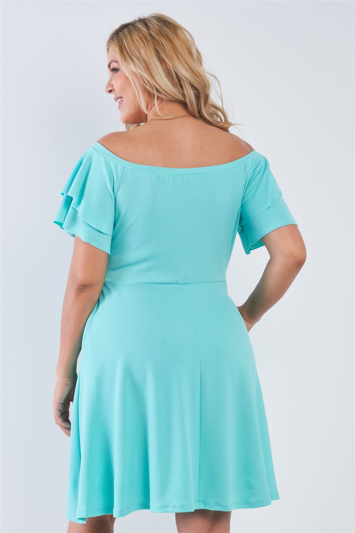 Robe midi à épaules dénudées et manches étagées de grande taille
