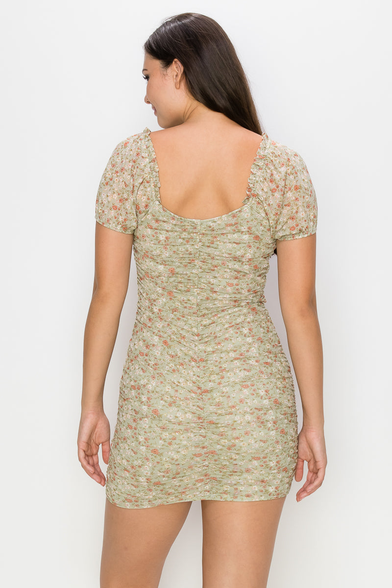 Robe moulante à volants et fleurs froncées