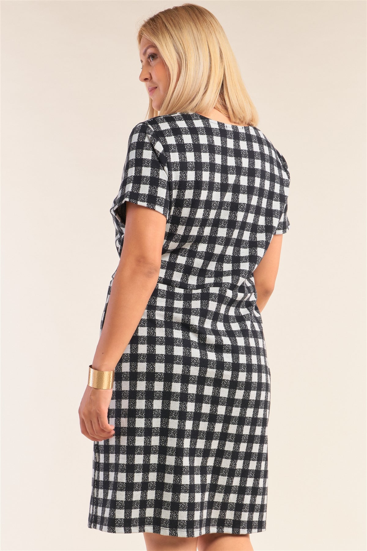 Robe portefeuille ajustée à carreaux noirs et blancs de grande taille, décolleté en V plongeant profond