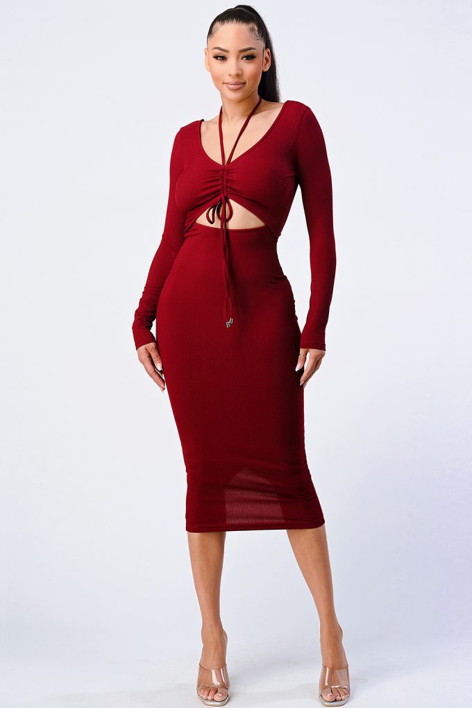 Robe tendance à manches longues et découpes sur le devant