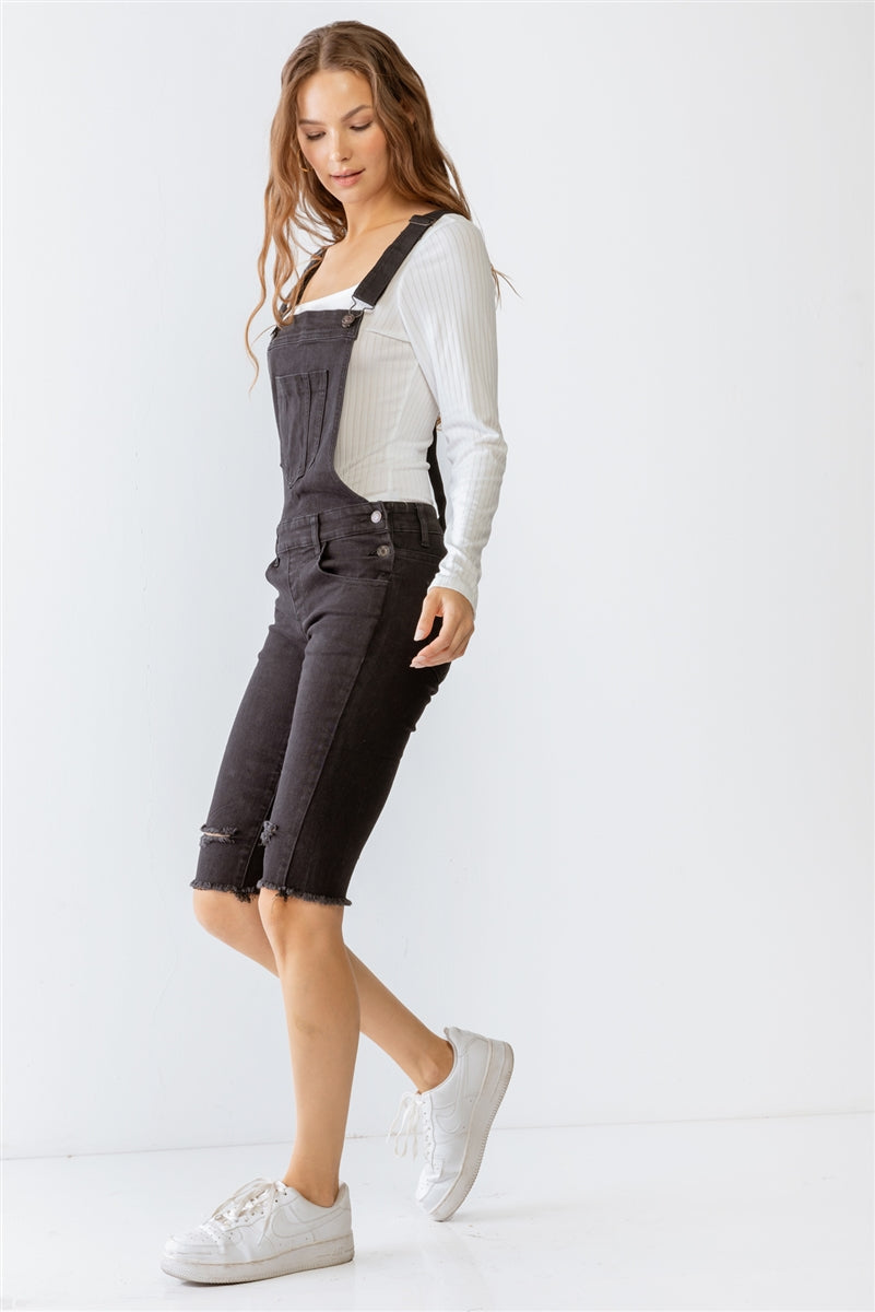 Salopette bermuda courte en denim noir avec détails vieilli et ourlet brut