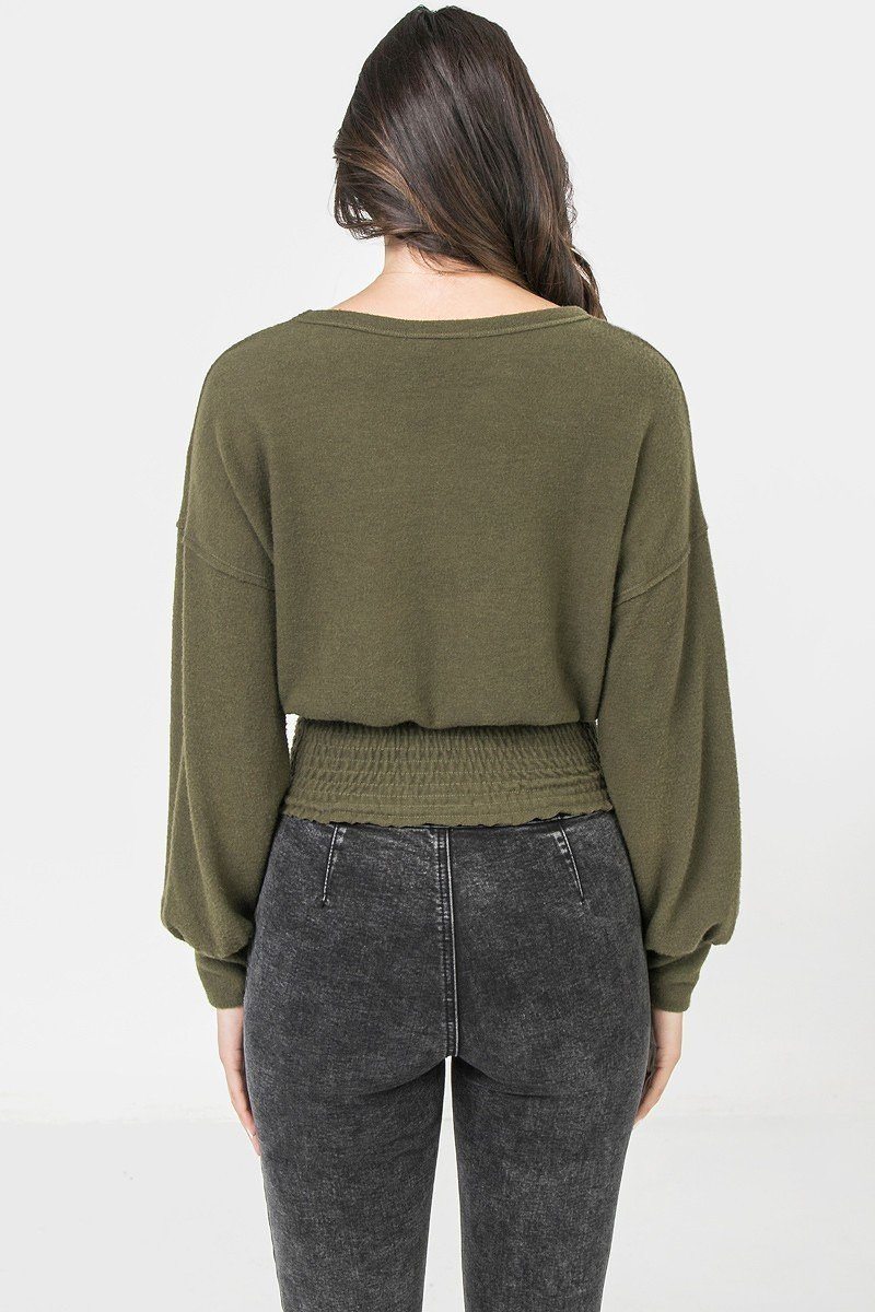Un haut en tricot à large encolure
