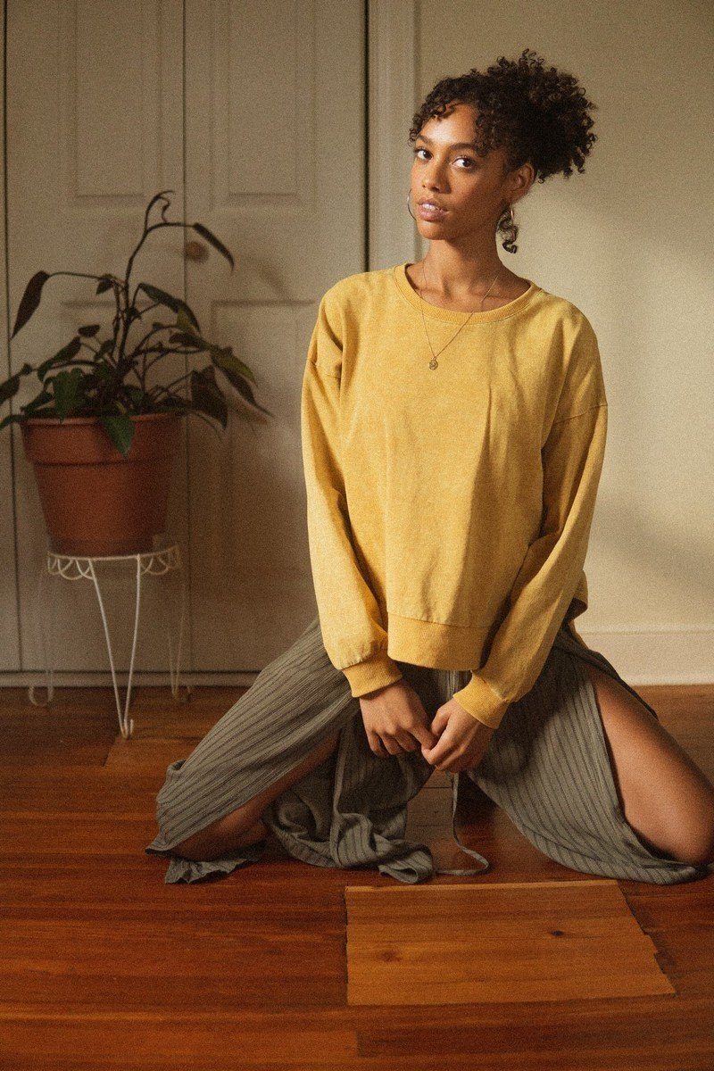 Un pull en tricot délavé minéral