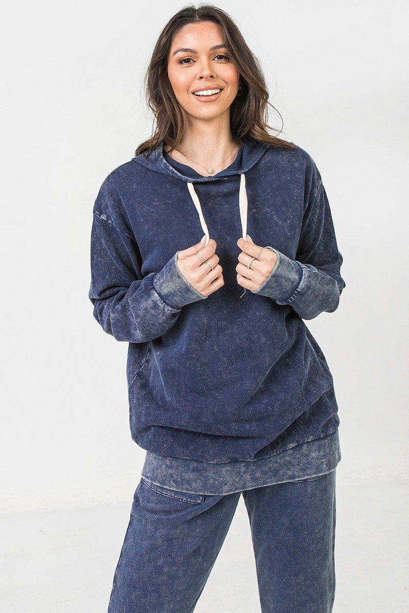 Un sweat à capuche délavé minéral