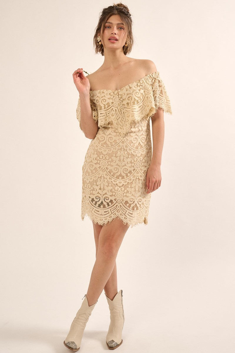 Une mini-robe en dentelle tissée
