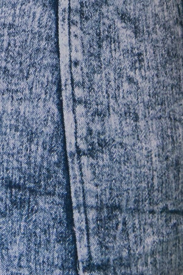 Une mini-robe en jean sans manches