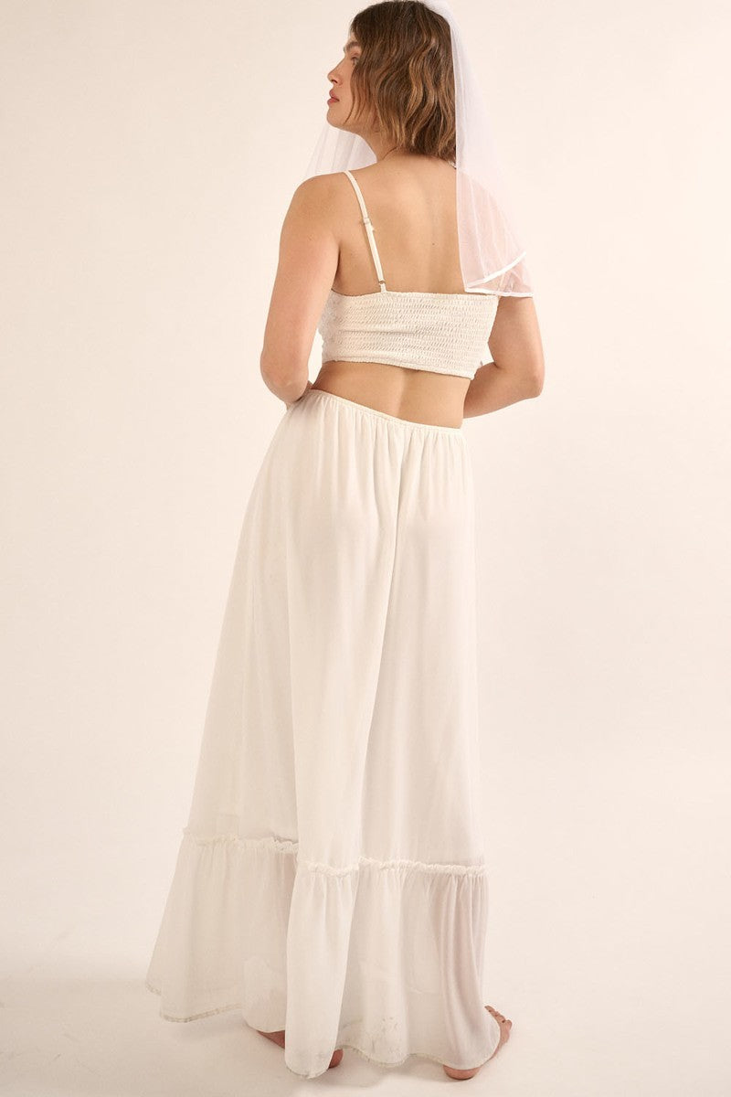 Une robe longue en dentelle florale en mousseline transparente
