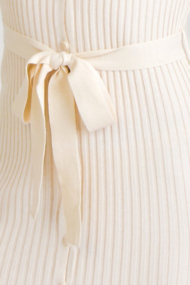 Une robe longue en tricot côtelé
