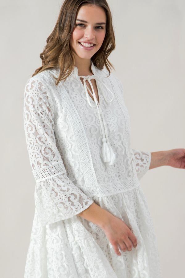 Une robe nuisette en dentelle