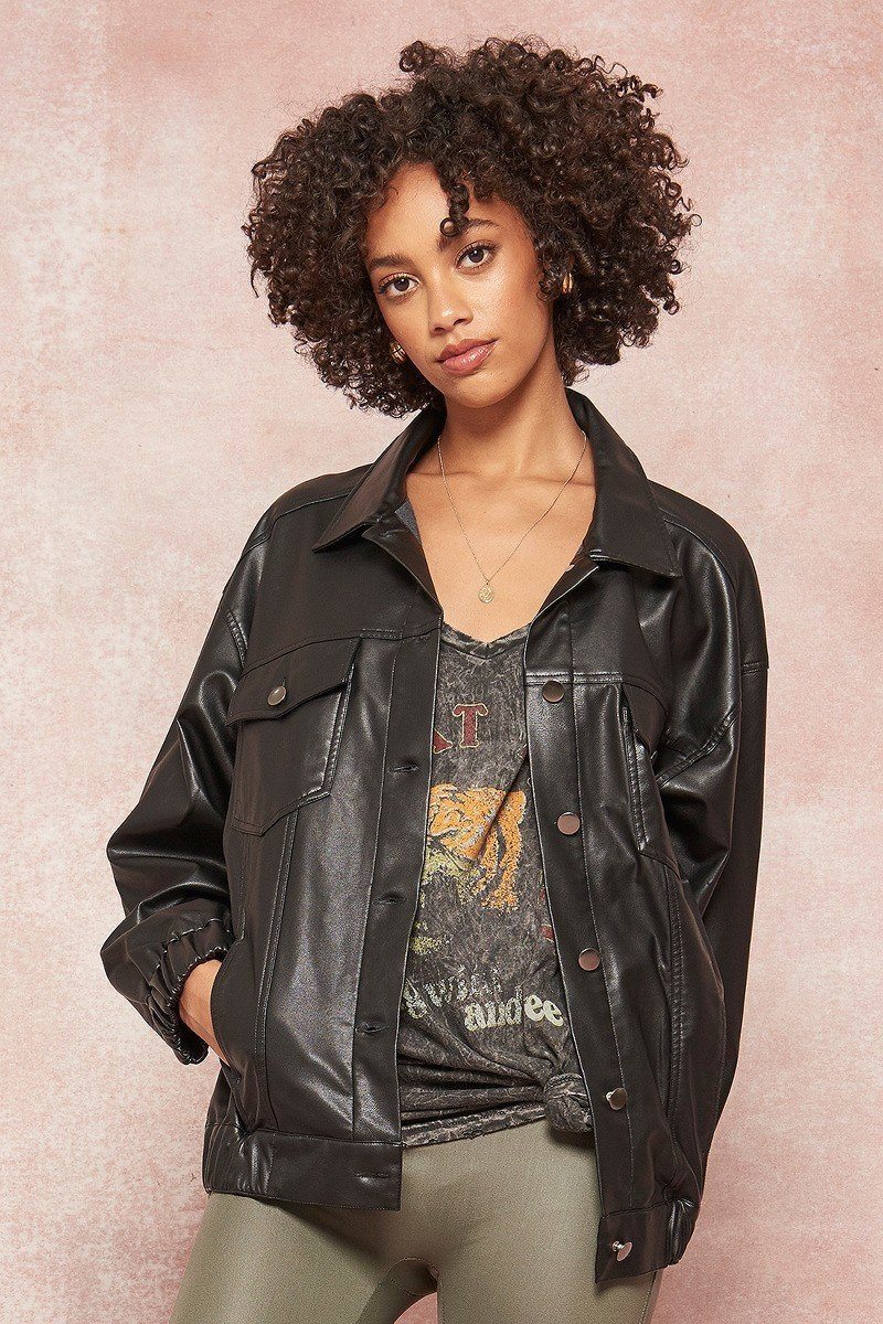 Une veste en simili cuir