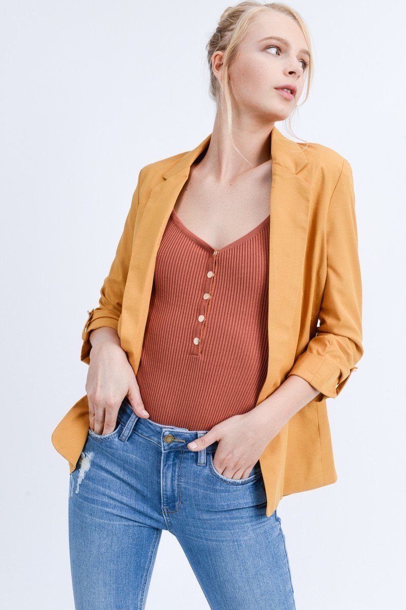 Veste blazer ouverte à manches retroussées sur le devant