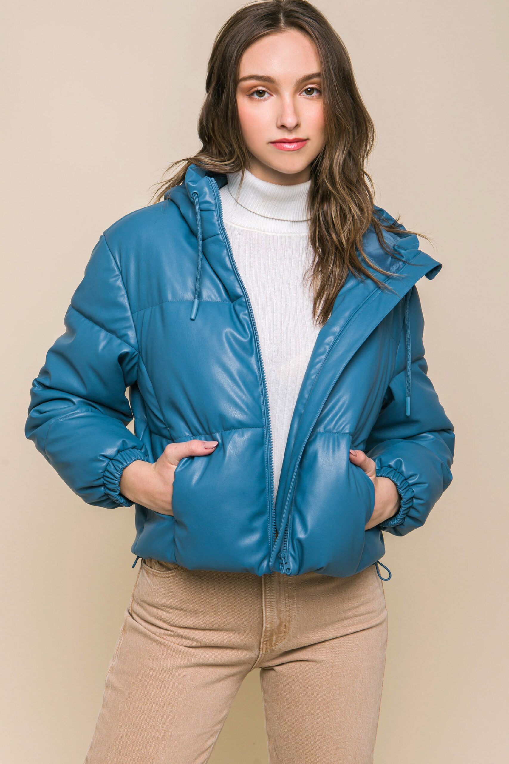 Veste doudoune à capuche avec fermeture éclair en similicuir