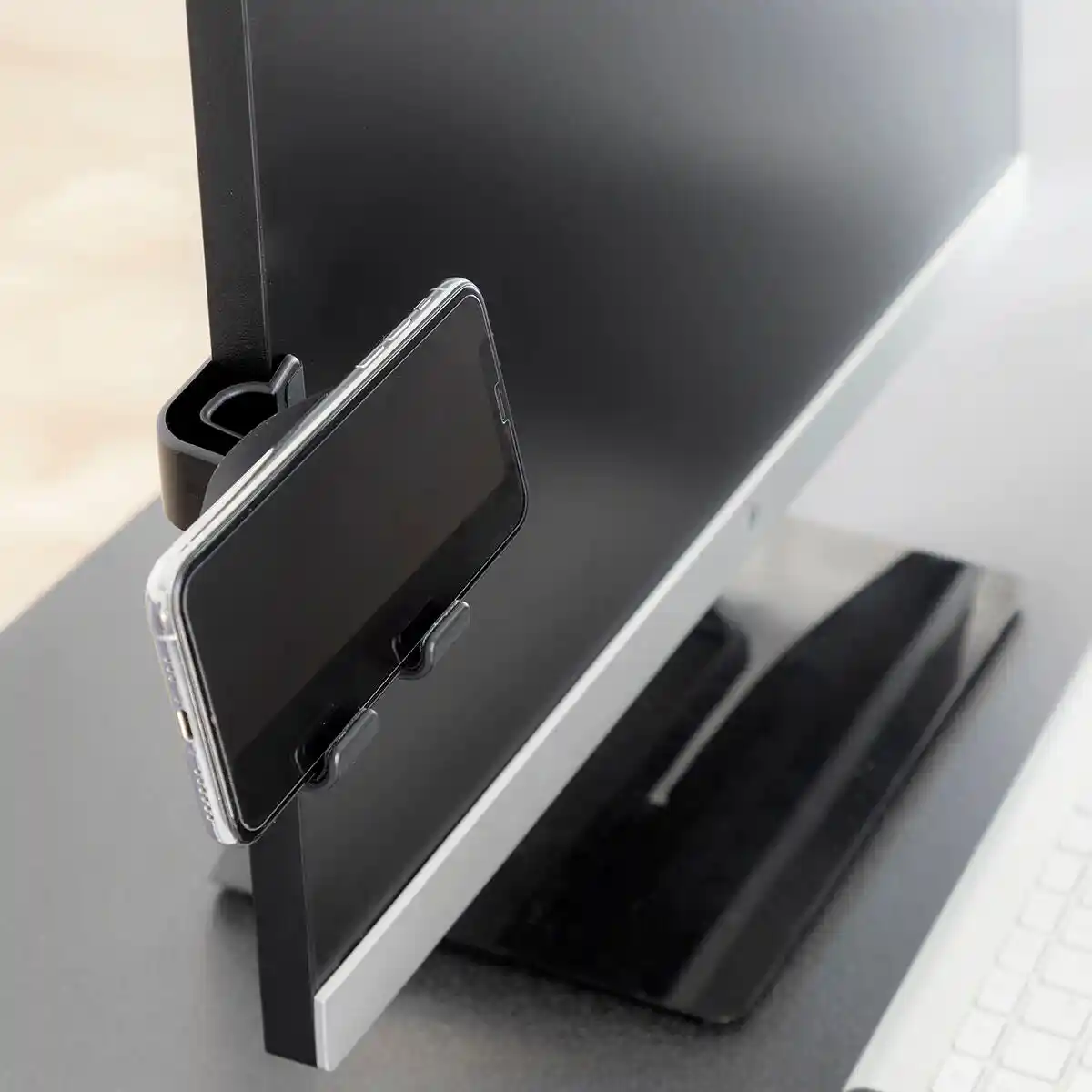 Support de telephone portable multiposition avec pince cliplink innovagoods_1481. Plongez dans l'Univers de DIAYTAR COTE D'IVOIRE - Où la Qualité et la Diversité se rencontrent. Parcourez nos rayons virtuels pour trouver des produits répondant à tous les besoins, du confort de votre foyer.