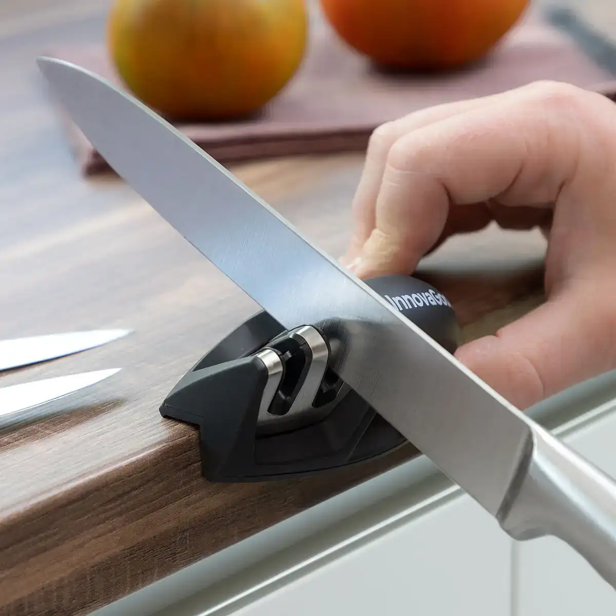 Aiguiseur a couteaux compact knedhger innovagoods_9141. DIAYTAR COTE D'IVOIRE - Un Monde de Possibilités à Portée de Clic. Parcourez notre site web pour découvrir des sélections infinies, de l'épicerie aux bijoux, et vivez une expérience d'achat sans pareil.