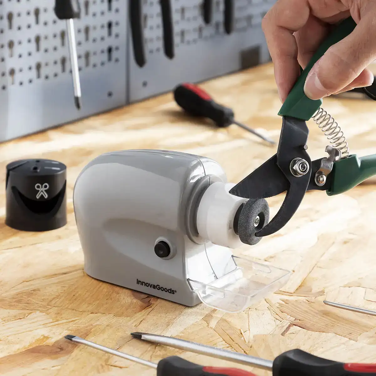 Aiguiseur electrique multi usage 6 en 1 esharp innovagoods_6629. DIAYTAR COTE D'IVOIRE - Votre Escapade Shopping Virtuelle. Explorez notre boutique en ligne et dénichez des trésors qui évoquent la culture et le savoir-faire sénégalais, un clic à la fois.