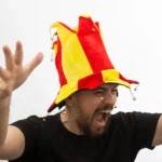 Bonnet bouffon avec 14 grelots drapeau espagne_4213. DIAYTAR COTE D'IVOIRE - Où Chaque Détail Fait la Différence. Parcourez notre sélection soignée et choisissez des articles qui rehaussent votre quotidien, du fonctionnel à l'esthétique.