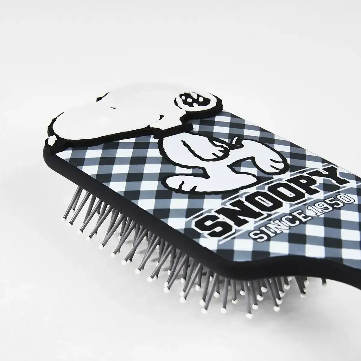 Brosse snoopy noir blanc_7370. DIAYTAR COTE D'IVOIRE - Votre Source de Découvertes Shopping. Découvrez des trésors dans notre boutique en ligne, allant des articles artisanaux aux innovations modernes.