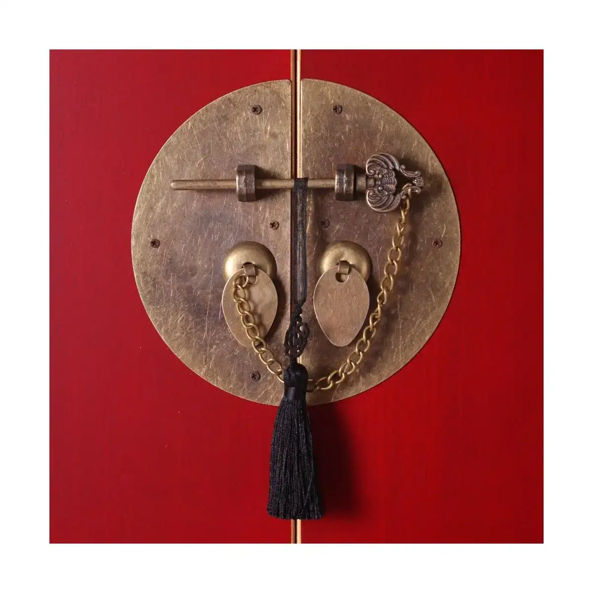 Buffet oriente 63 x 33 x 131 cm rouge bois_9906. DIAYTAR COTE D'IVOIRE - Là où le Shopping devient une Fête des Sens. Plongez dans notre univers et choisissez des produits qui éveillent votre goût pour l'esthétique et l'authenticité.