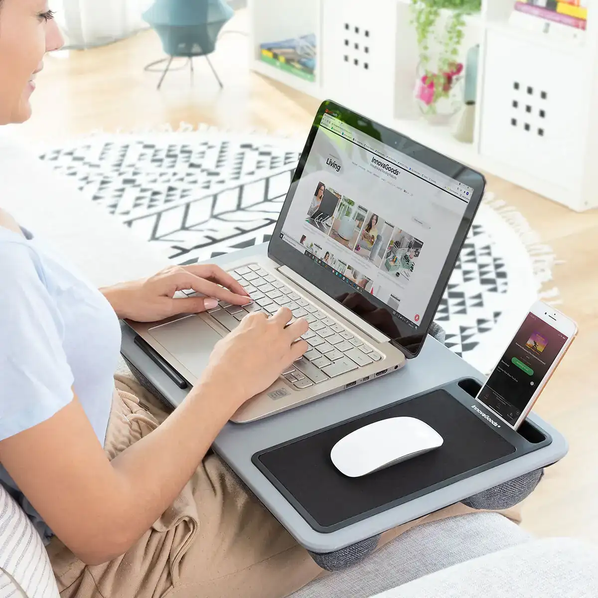 Bureau portable d ordinateur avec coussin xl deskion innovagoods_9043. DIAYTAR COTE D'IVOIRE - Où Choisir est un Voyage Cultuel. Explorez notre boutique en ligne et découvrez des produits qui célèbrent la richesse et la diversité culturelle du Côte d'Ivoire.
