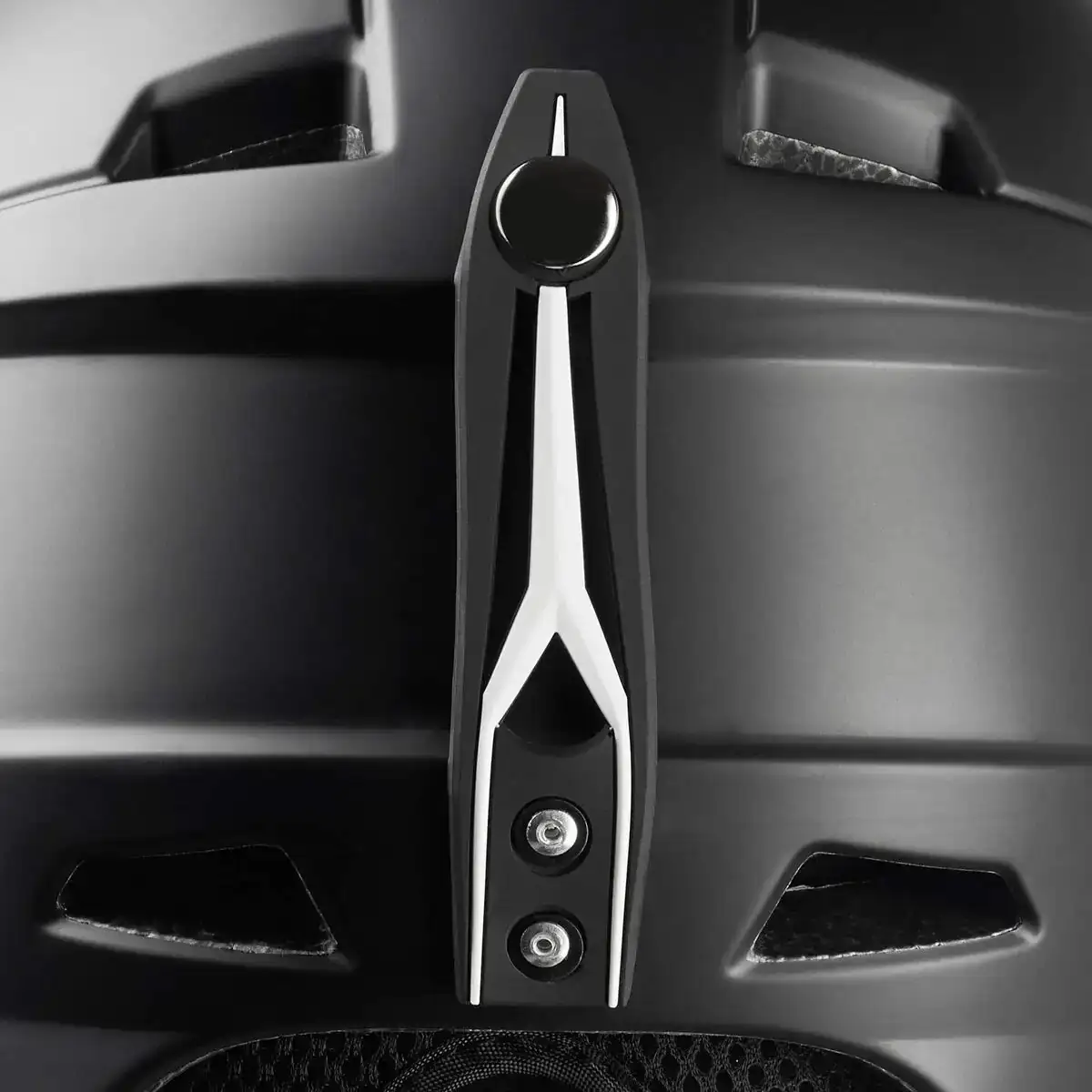 Casque de ski black crevice blanc s reconditionne a _8128. DIAYTAR COTE D'IVOIRE - L'Art de Vivre l'Excellence au Quotidien. Explorez notre gamme et choisissez des produits qui ajoutent une note de prestige à votre vie.