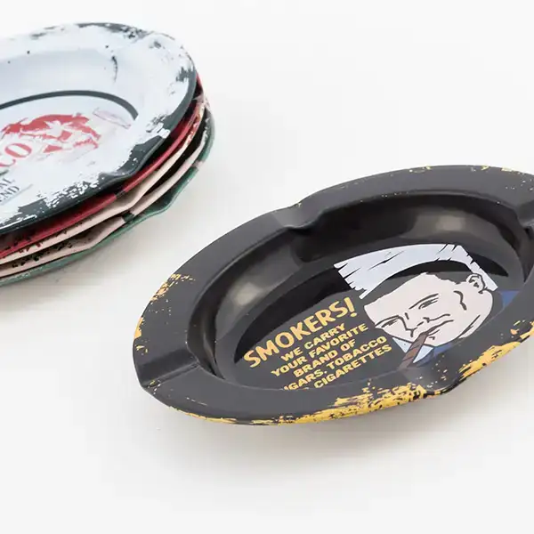 Cendrier en metal vintage coconut_9211. DIAYTAR COTE D'IVOIRE - Là où Chaque Produit est une Trouvaille Unique. Découvrez notre boutique en ligne et trouvez des articles qui vous distinguent par leur originalité.