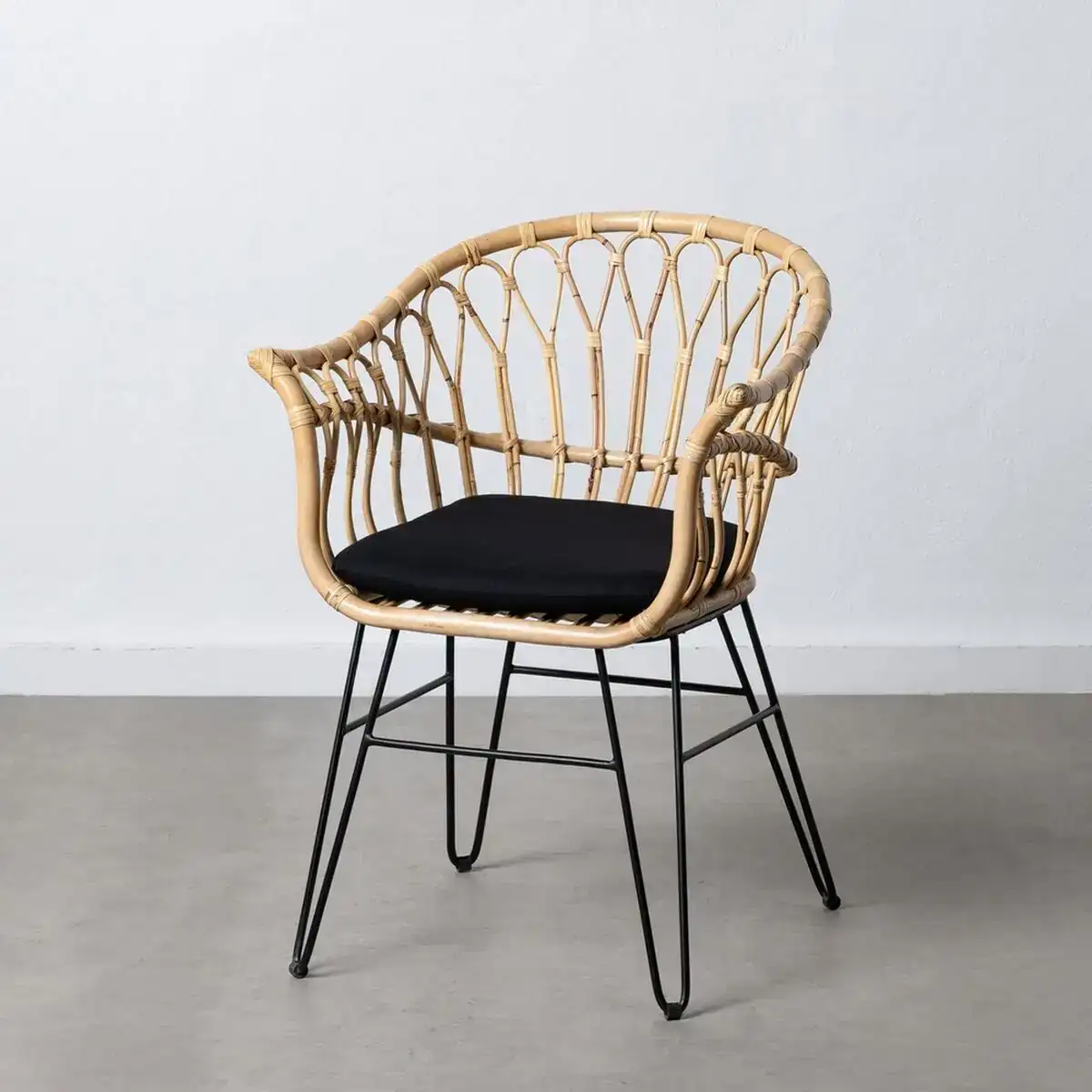 Chaise de salle a manger 60 x 57 x 81 cm naturel noir metal rotin_1762. DIAYTAR COTE D'IVOIRE - Votre Destination pour un Shopping Réfléchi. Découvrez notre gamme variée et choisissez des produits qui correspondent à vos valeurs et à votre style de vie.