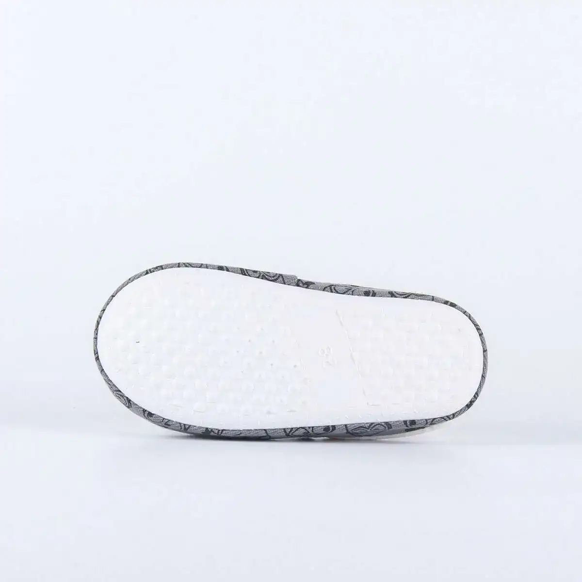 Chaussons minions gris clair_5223. DIAYTAR COTE D'IVOIRE - Votre Passage vers le Chic et l'Élégance. Naviguez à travers notre boutique en ligne pour trouver des produits qui ajoutent une touche sophistiquée à votre style.