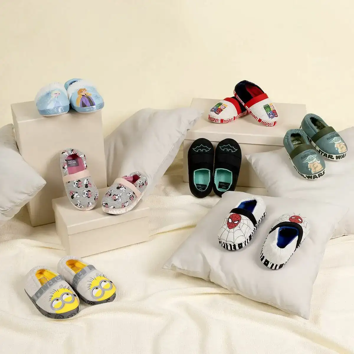 Chaussons minions gris clair_5331. Entrez dans DIAYTAR COTE D'IVOIRE - Où Chaque Détail Compte. Explorez notre boutique en ligne pour trouver des produits de haute qualité, soigneusement choisis pour répondre à vos besoins et vos désirs.