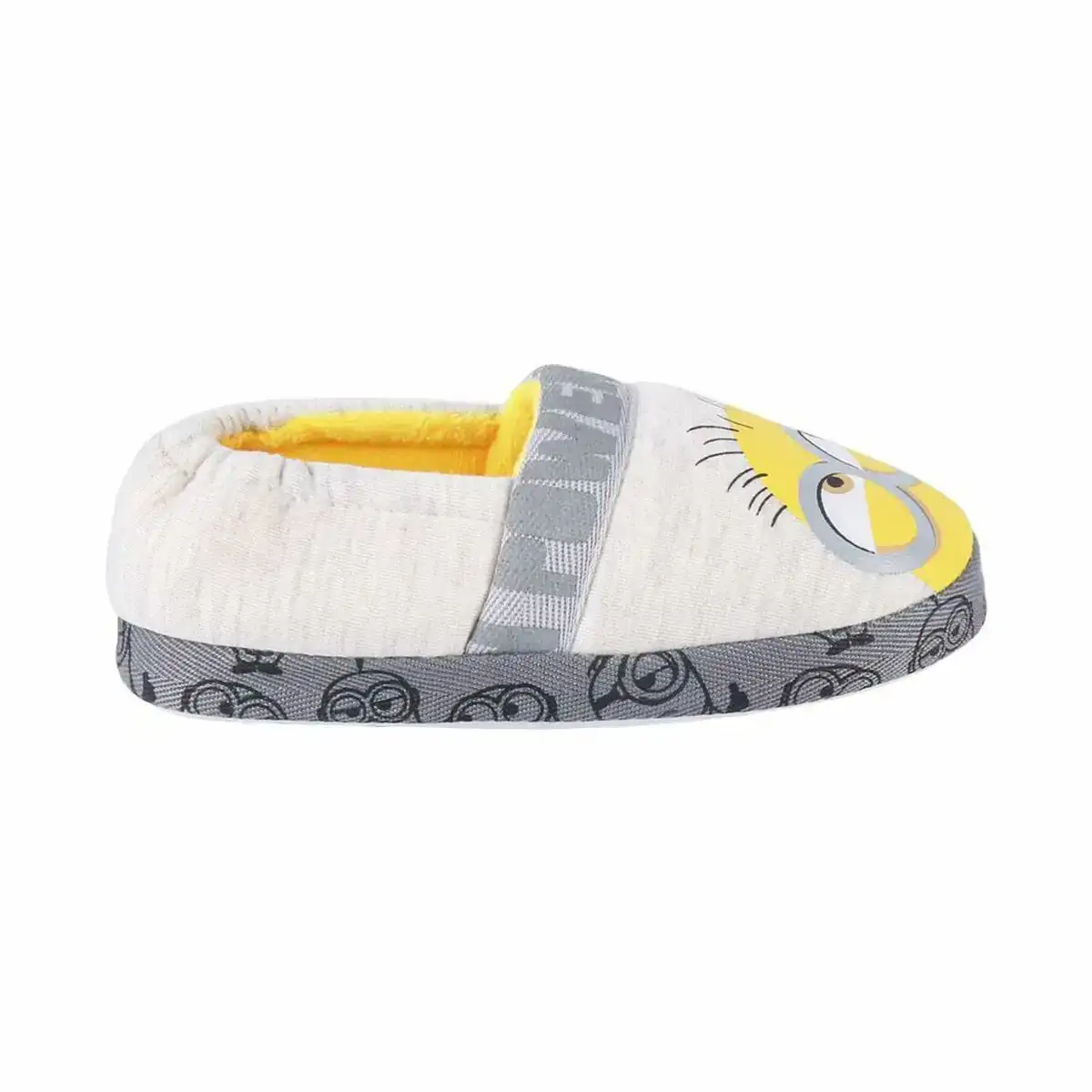 Chaussons minions gris clair_6436. DIAYTAR COTE D'IVOIRE - Votre Paradis Shopping au Cœur du Côte d'Ivoire. Explorez notre boutique en ligne et découvrez des produits conçus pour enchanter chaque aspect de votre vie.