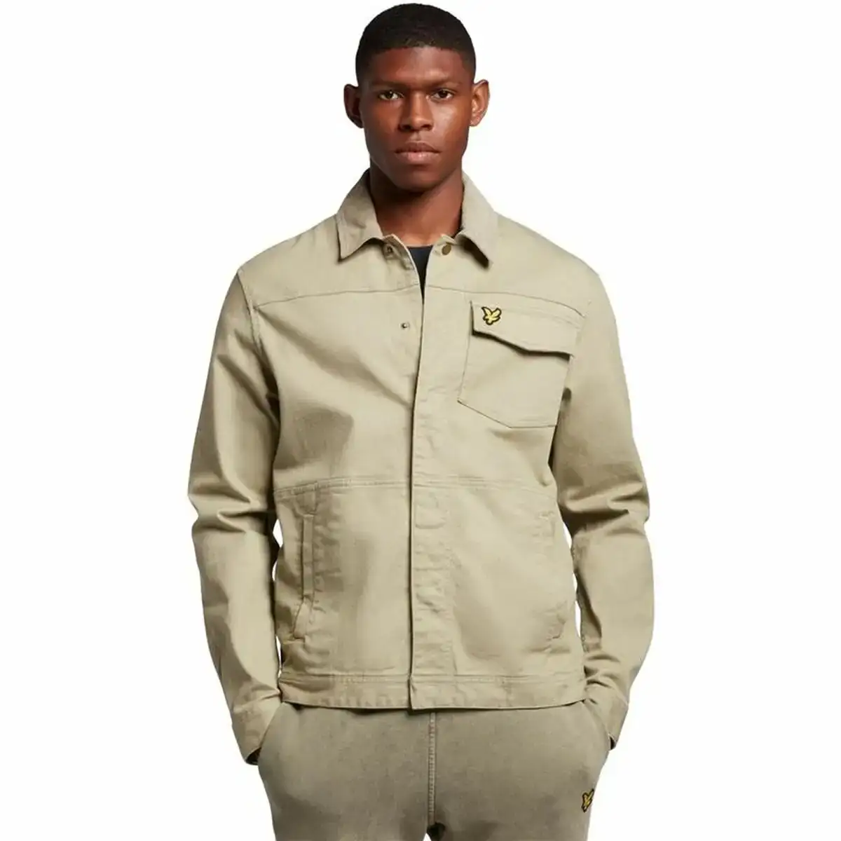 Chemise a manches longues homme lyle scott cord collar trucker beige_1189. DIAYTAR COTE D'IVOIRE - L'Art du Shopping Éclairé. Naviguez à travers notre plateforme intuitive et découvrez une variété d'articles soigneusement sélectionnés pour répondre à vos besoins et à vos envies.
