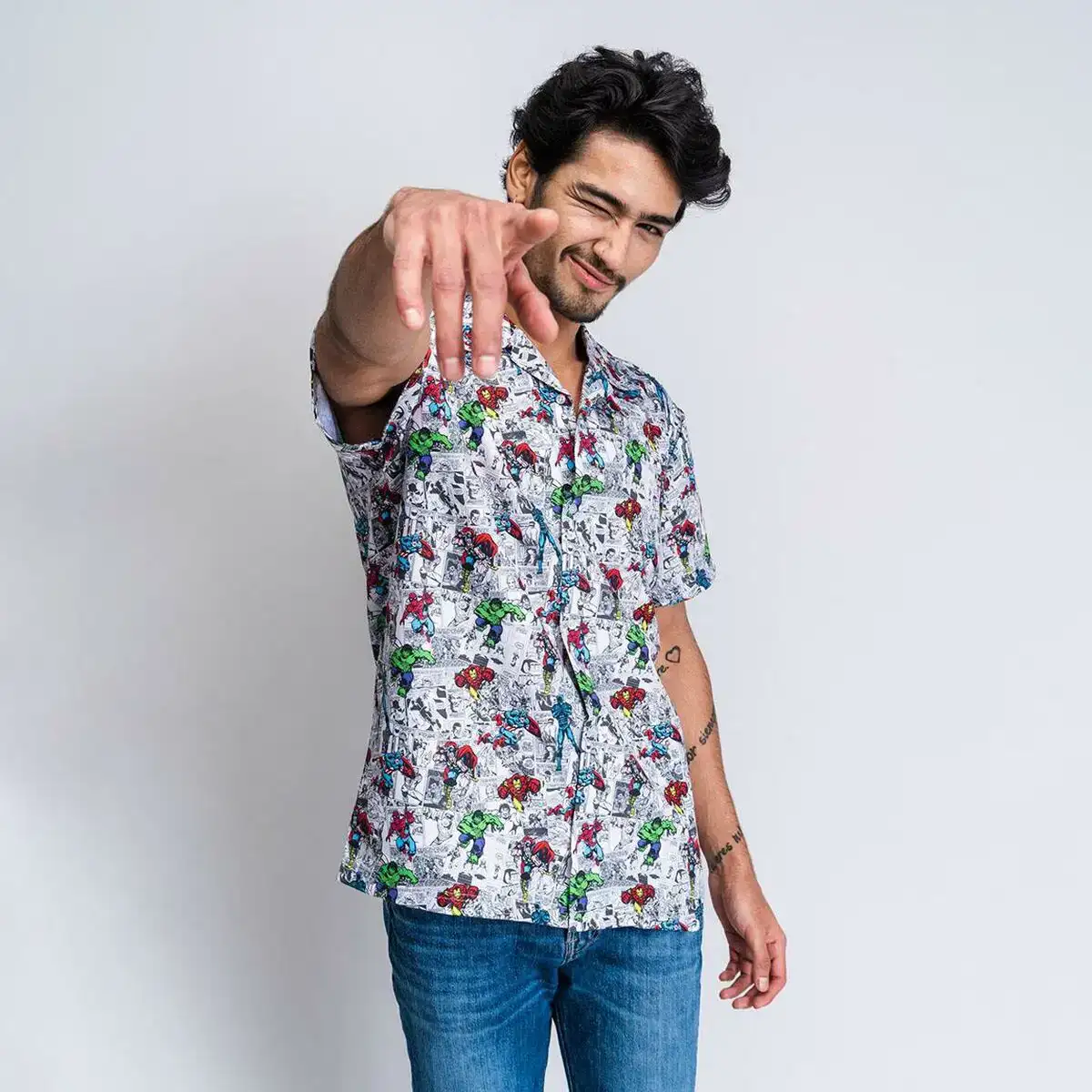 Chemise marvel gris clair_7611. DIAYTAR COTE D'IVOIRE - Votre Boutique en Ligne, Votre Choix Illimité. Parcourez nos rayons et découvrez des produits qui vous inspirent, de la mode à la maison et bien plus.