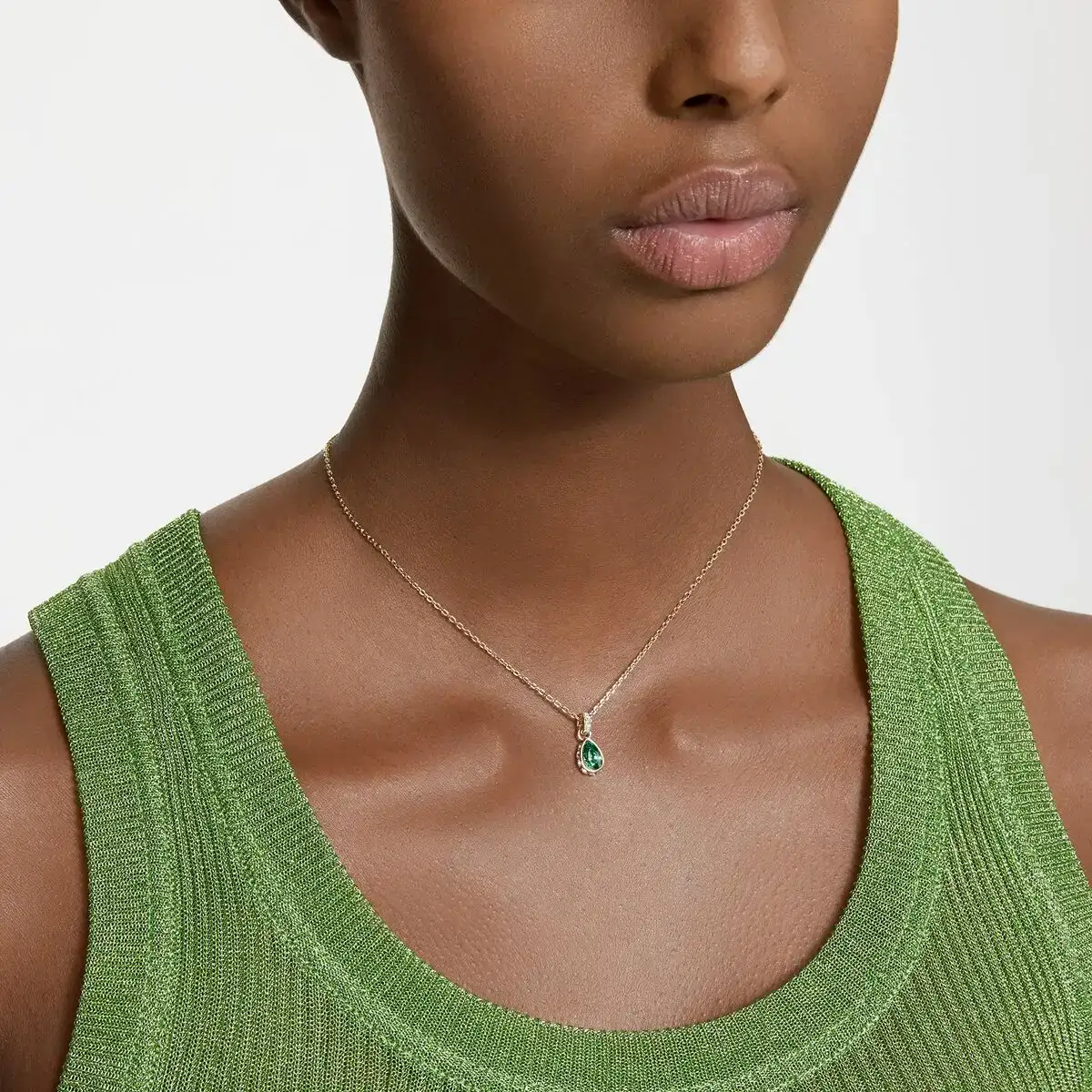Collier femme swarovski 5648751_3496. DIAYTAR COTE D'IVOIRE - L'Art de Vivre l'Excellence au Quotidien. Explorez notre gamme et choisissez des produits qui ajoutent une note de prestige à votre vie.