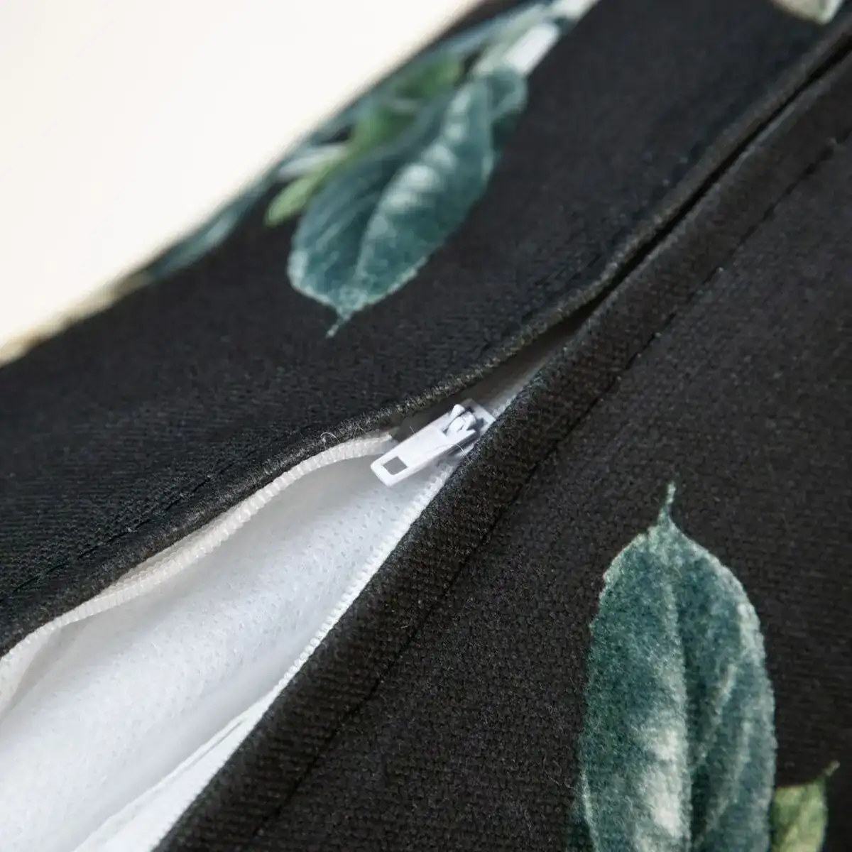 Coussin turquoise 60 x 60 cm 100 coton orchidee_6326. Bienvenue sur DIAYTAR COTE D'IVOIRE - Où Choisir est un Voyage Passionnant. Plongez dans notre catalogue et trouvez des produits qui révèlent la diversité et la beauté du Côte d'Ivoire.