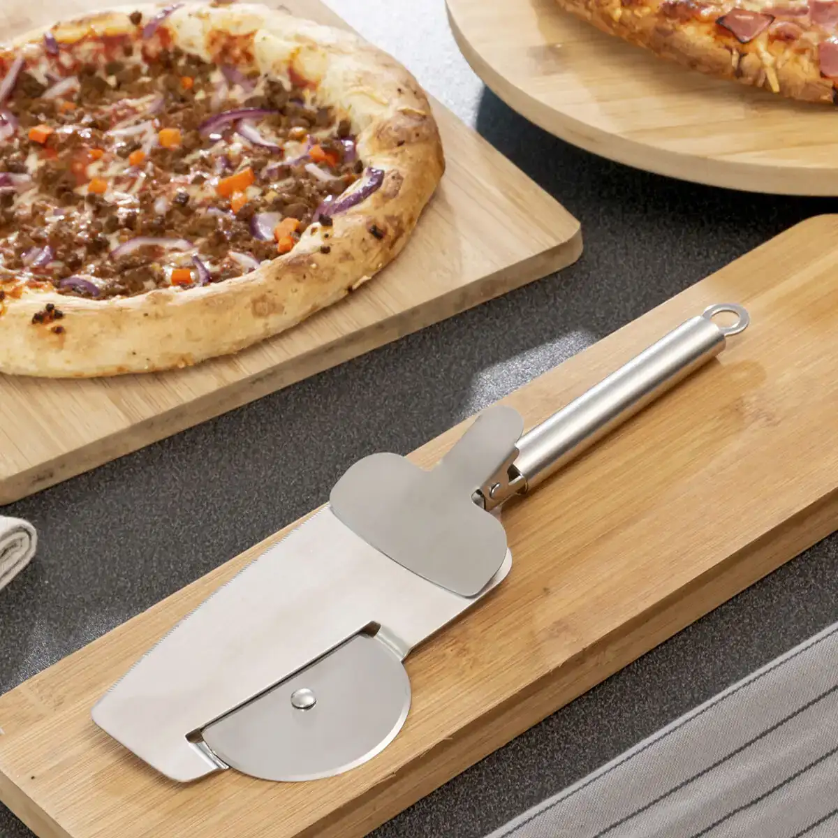 Decoupeur de pizza 4 in 1 nice slice innovagoods_8054. DIAYTAR COTE D'IVOIRE - Votre Destination de Shopping Authentique au Côte d'Ivoire. Plongez dans notre boutique en ligne pour découvrir des produits qui célèbrent la riche culture et l'artisanat du pays.